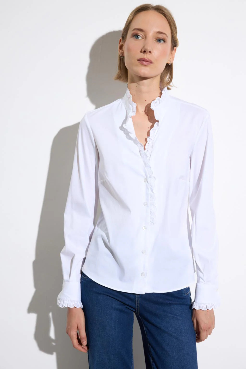 Bariloche Troya white cotton shirt worn with Jeans