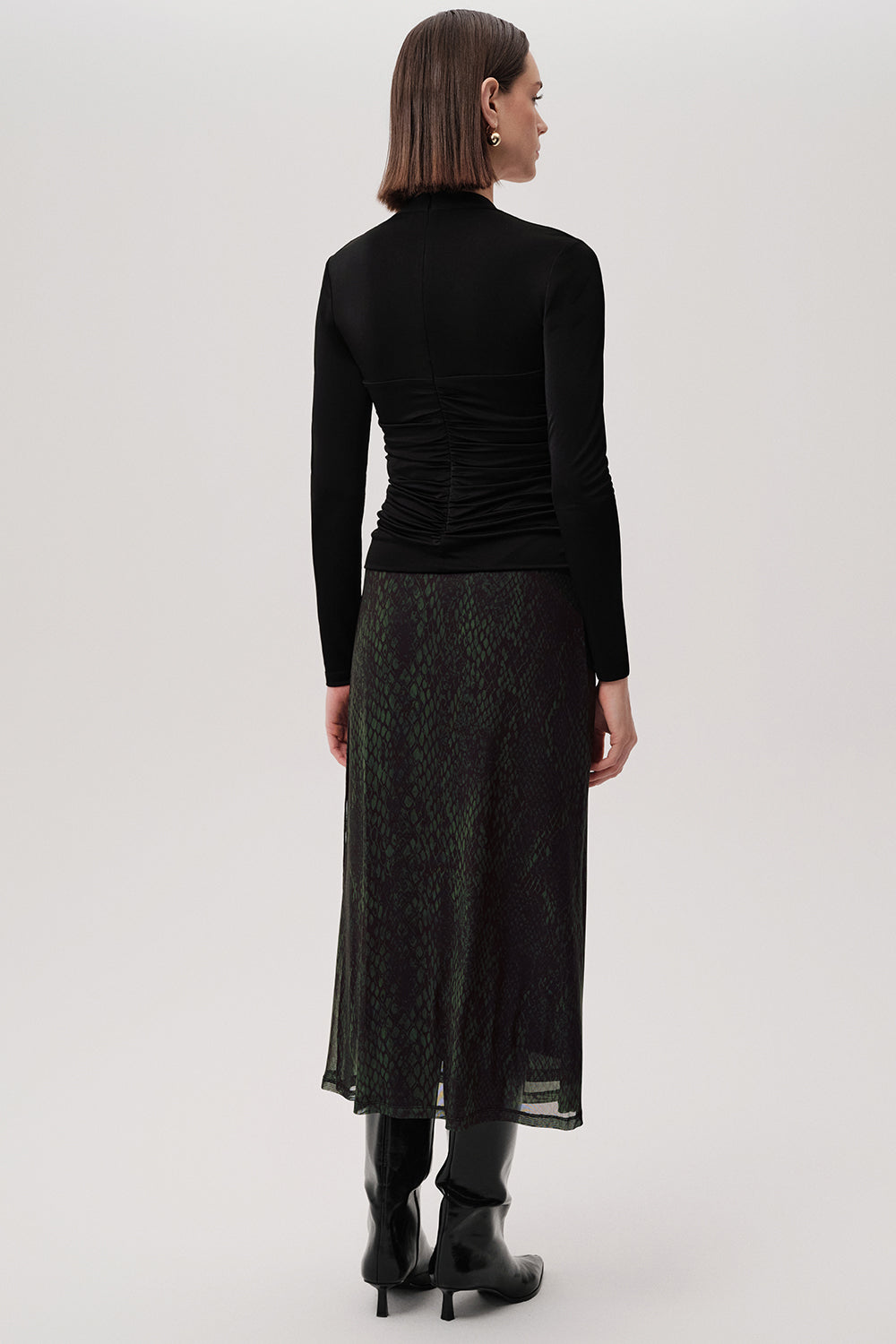 Exquise Linda K skirt – full outfit from back with matching top and boots