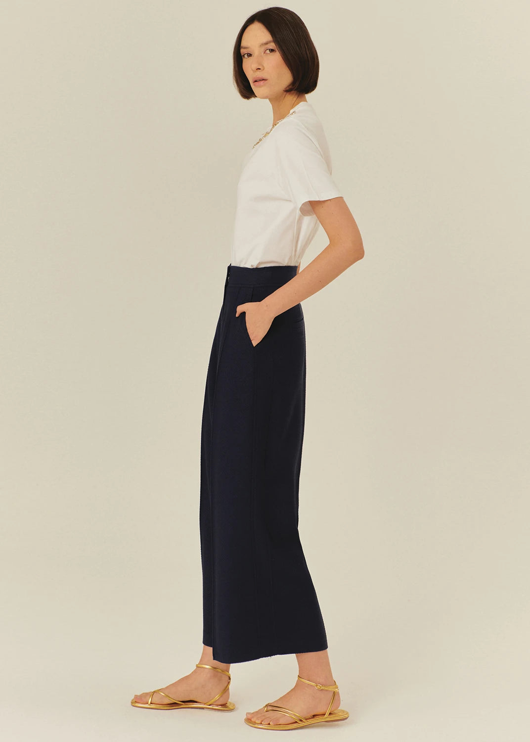 Side view of Exquise Sophie trousers with wide-leg cut and pockets