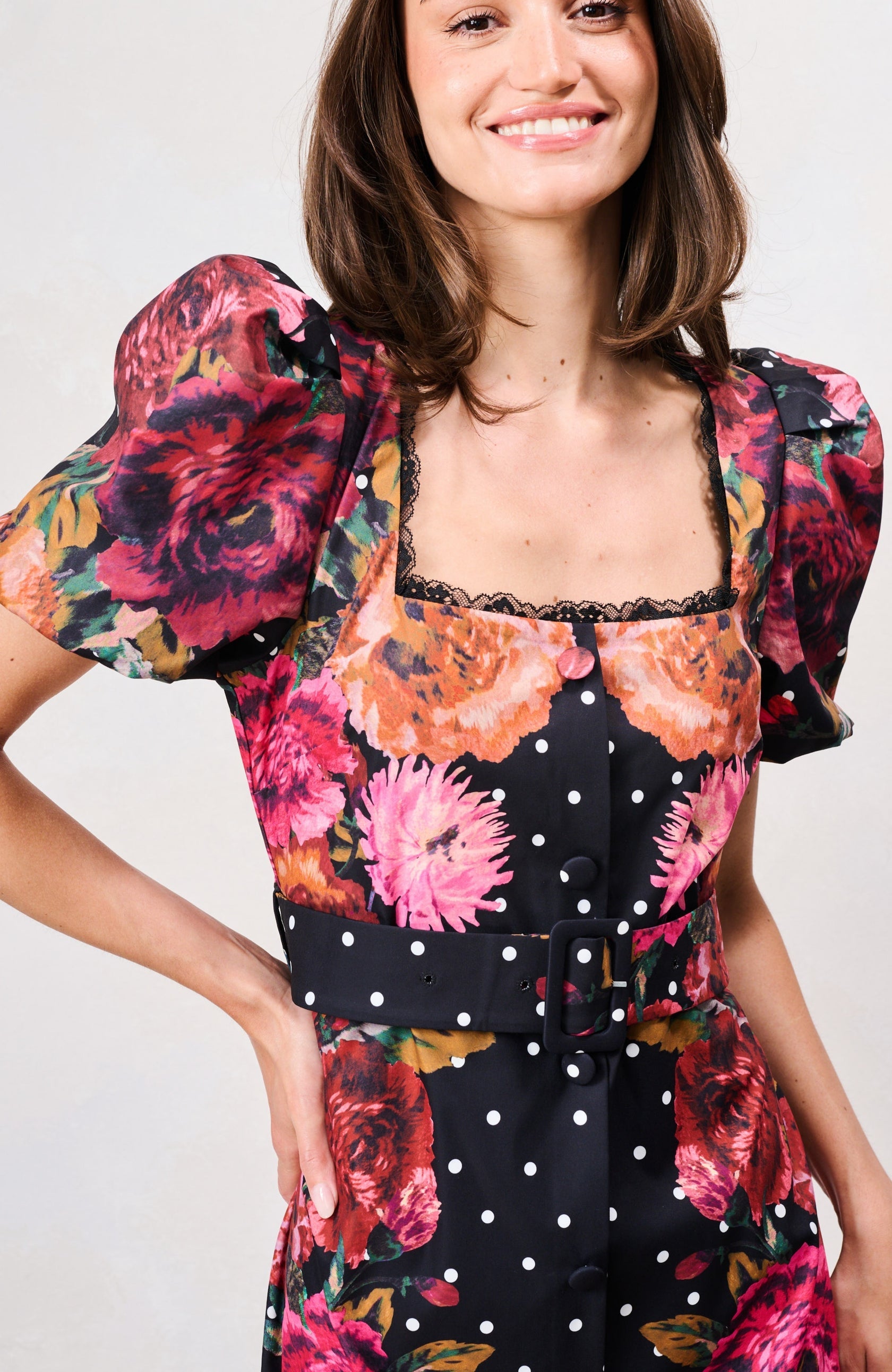 Hope & Ivy Rinna black floral midi dress with square neckline and puff sleeves – bodice detail