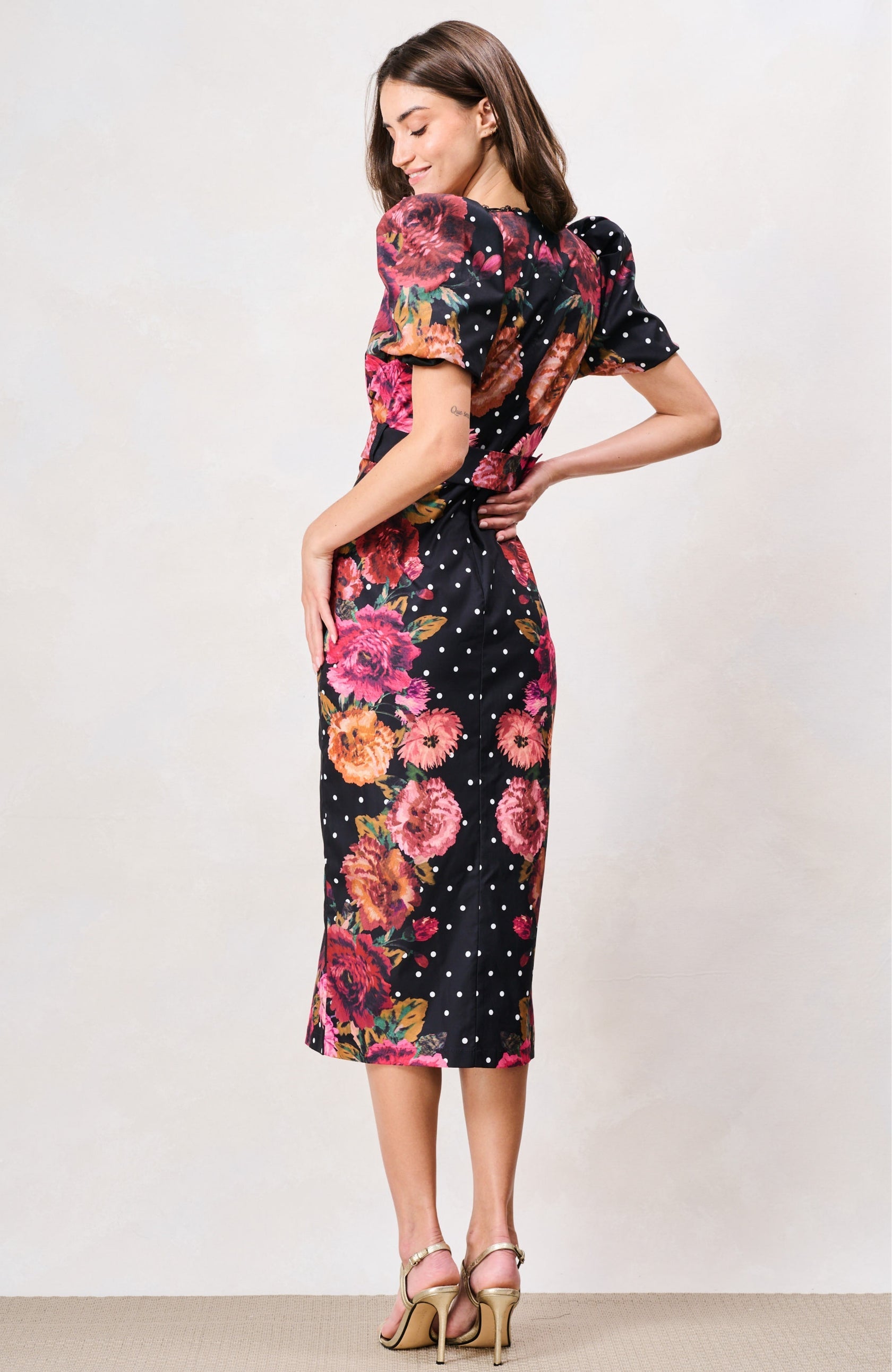 Hope & Ivy Rinna black floral pencil midi dress with puff sleeves – back model view
