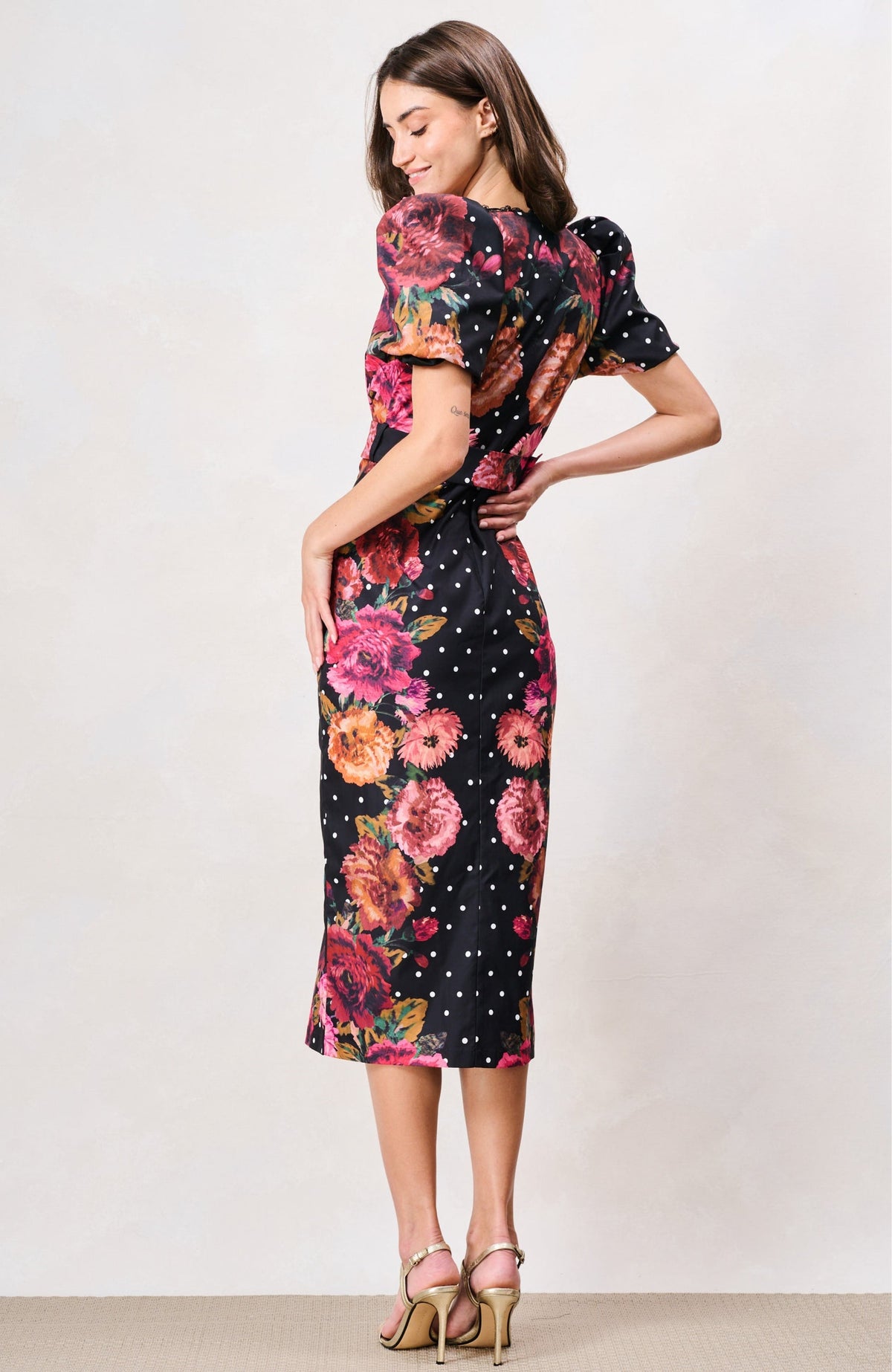 Hope & Ivy Rinna black floral pencil midi dress with puff sleeves – back model view