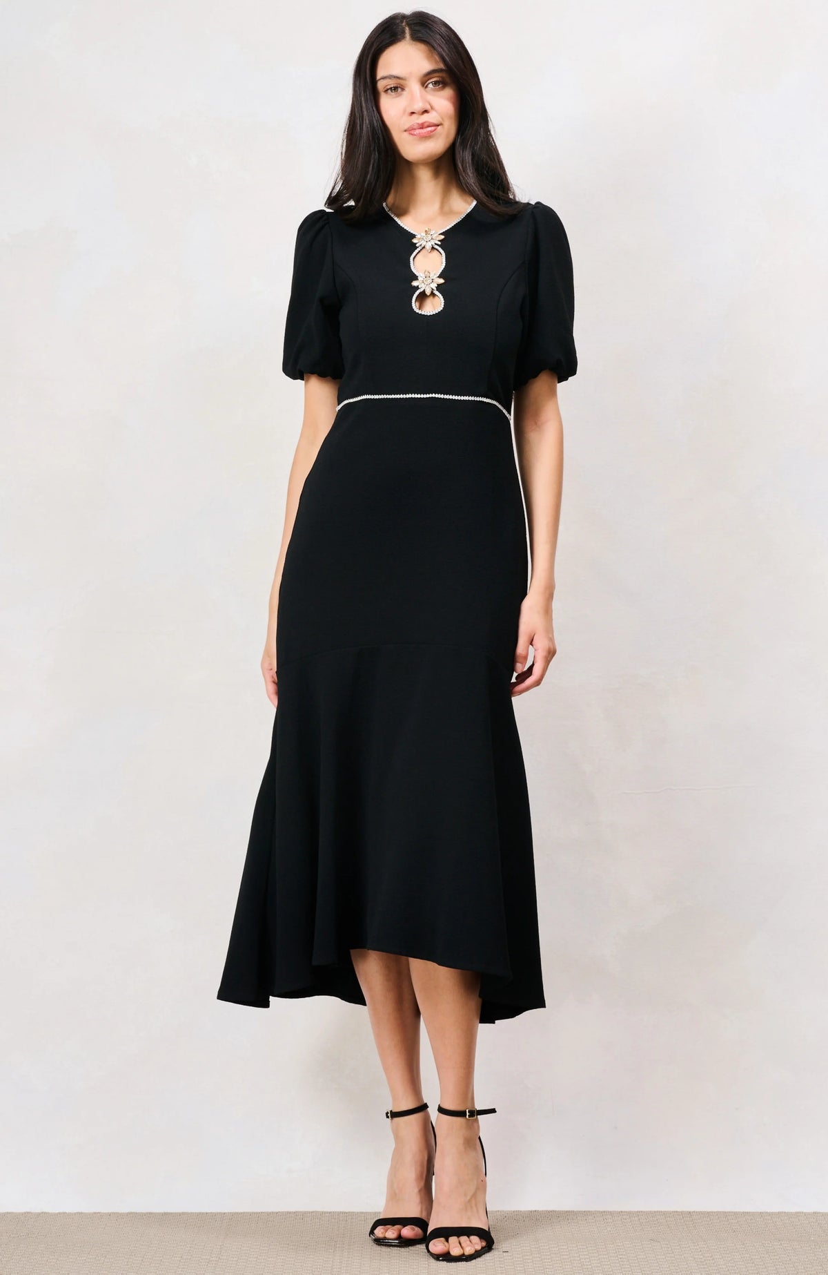 Hope & Ivy Sutton black puff sleeve midi dress with silver waist trim – front model view