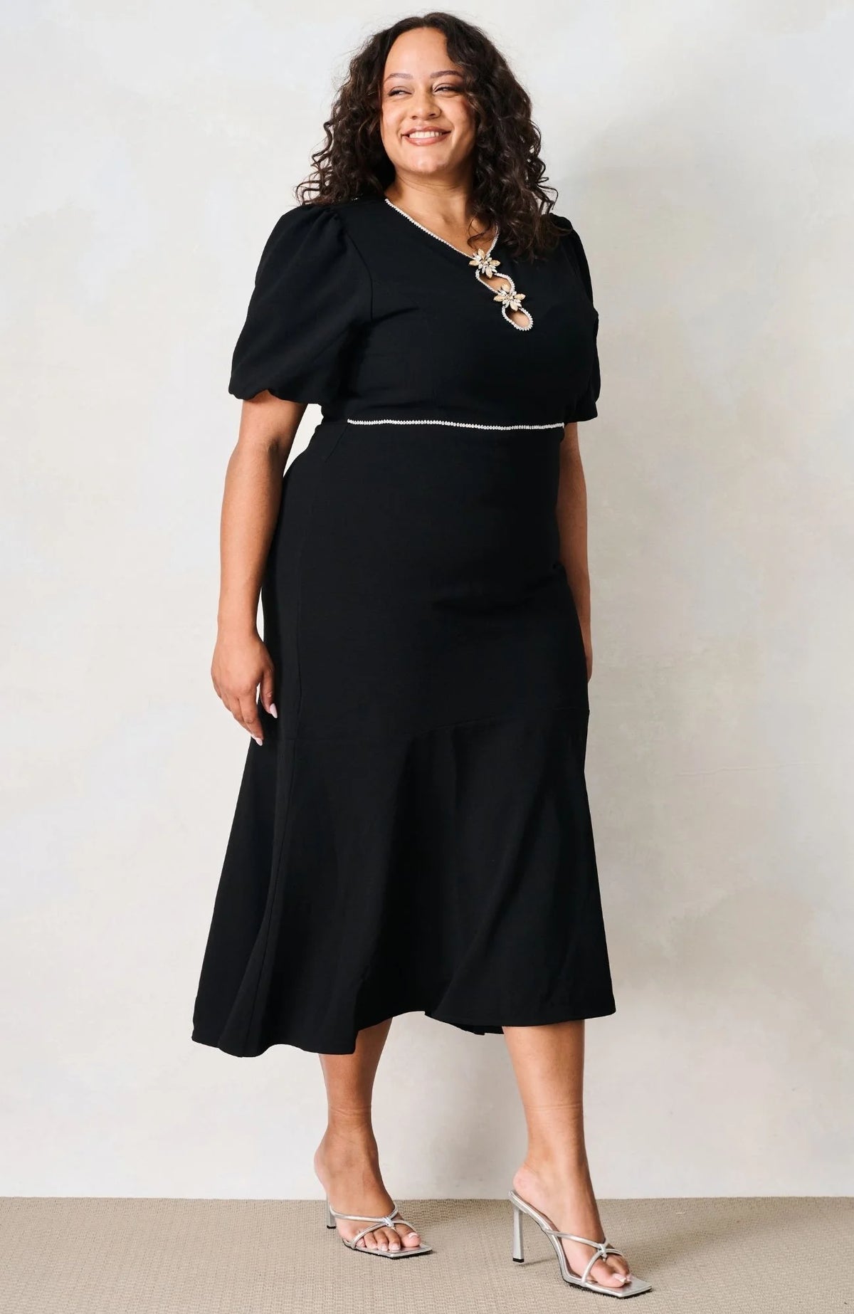 Hope & Ivy Sutton black midi dress with silver waist trim – three-quarter model view