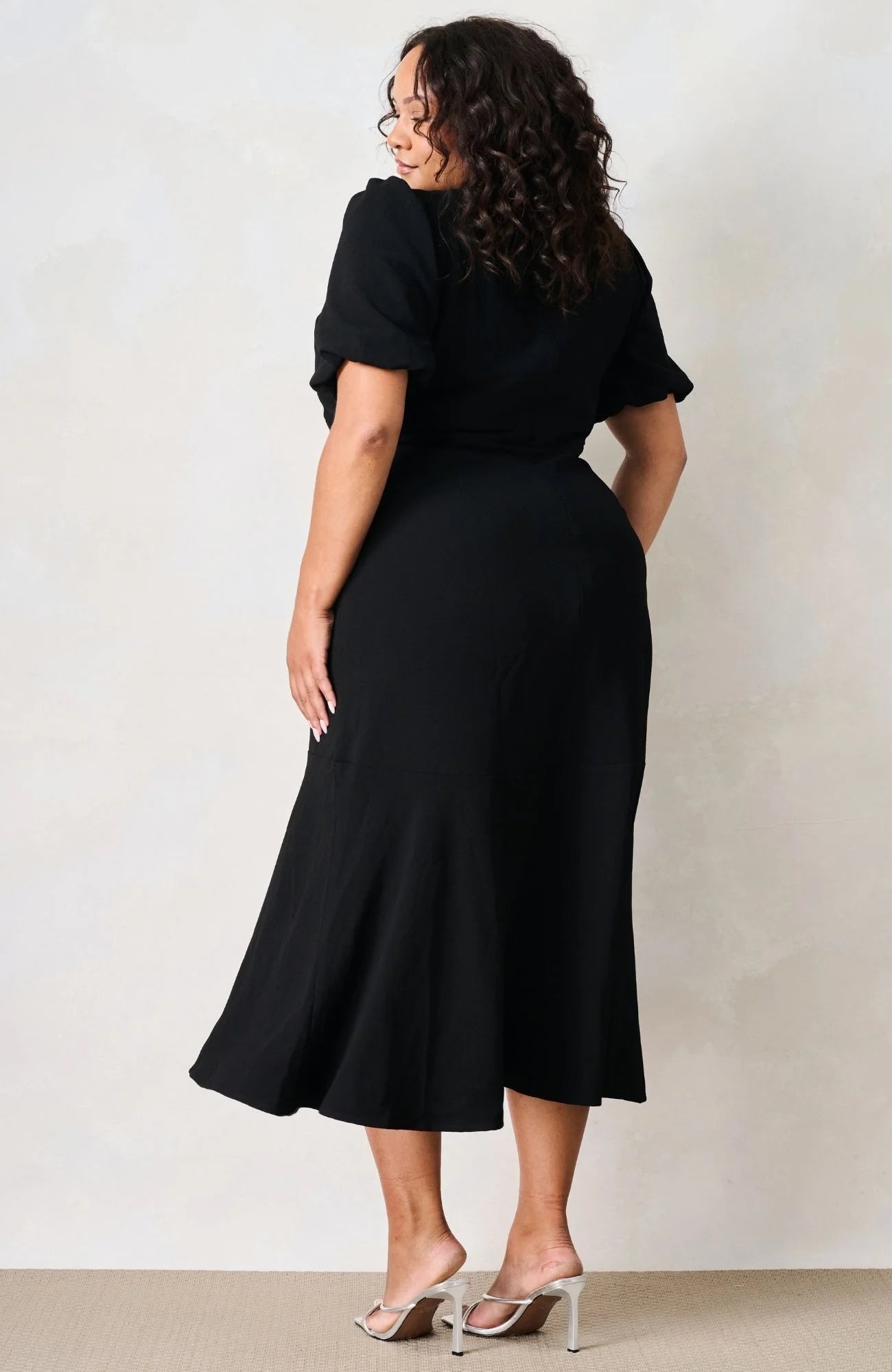 Hope & Ivy Sutton black puff sleeve midi dress with softly flared skirt – rear curve model view