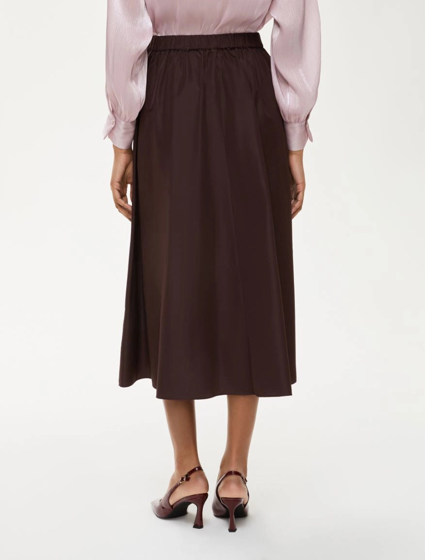 Back view of iBlues Cavallo A-line skirt in burgundy with soft pleating