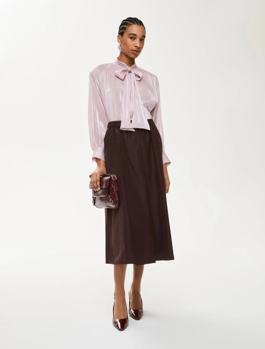Model wearing iBlues Cavallo brown A-line midi skirt with pink blouse