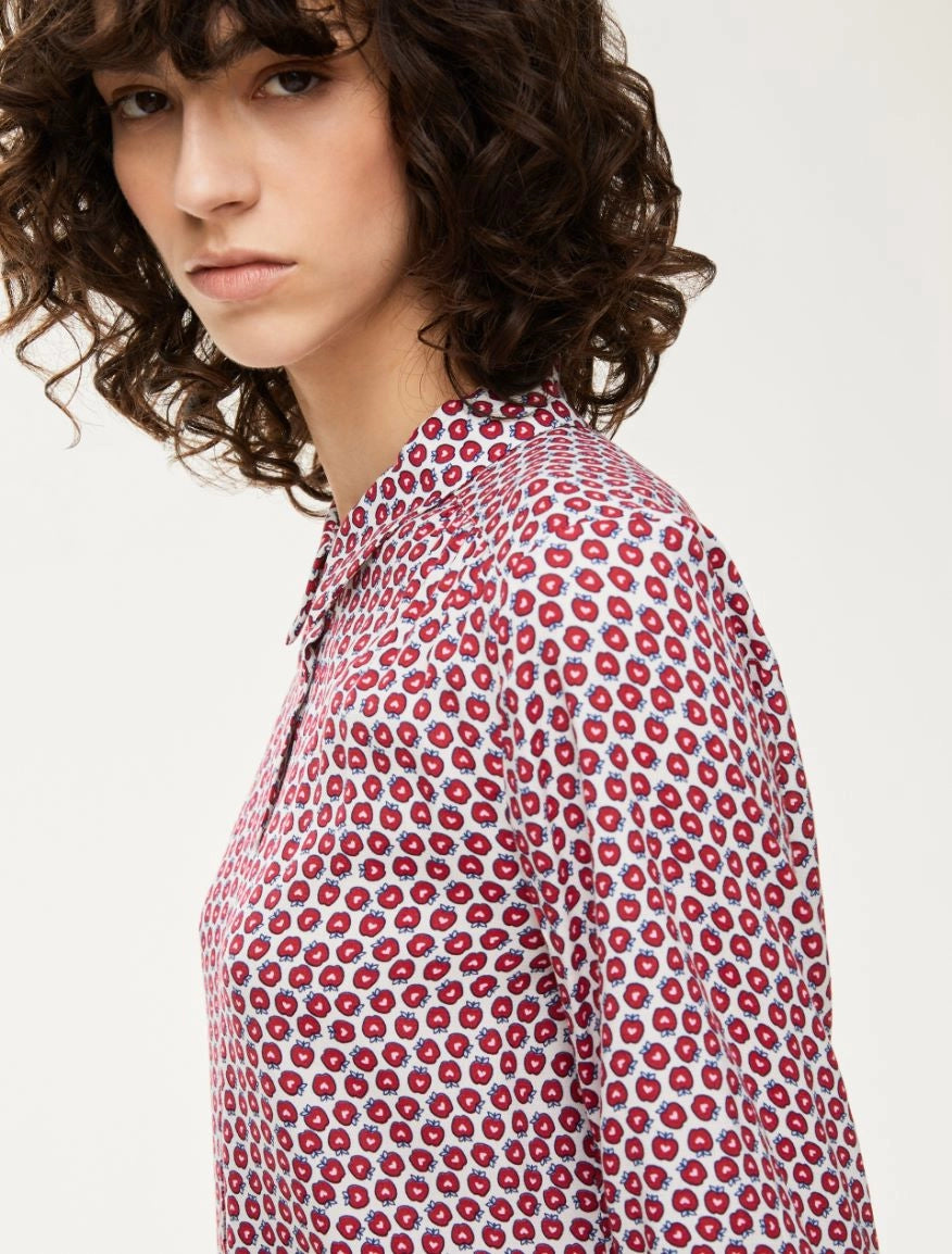 Close-up of painterly red apple print on iBlues Ester shirt