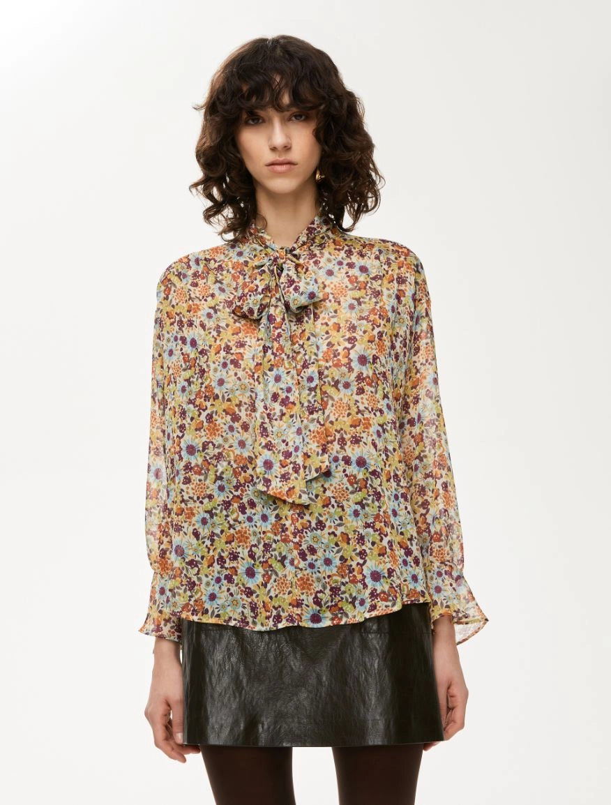 Model wearing iBlues Gabriel beige floral blouse with bow neckline