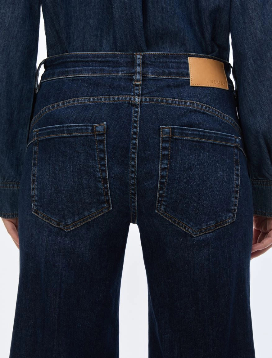 Close-up of iBlues Iblbianca jeans showing back pockets and branded waistband patch