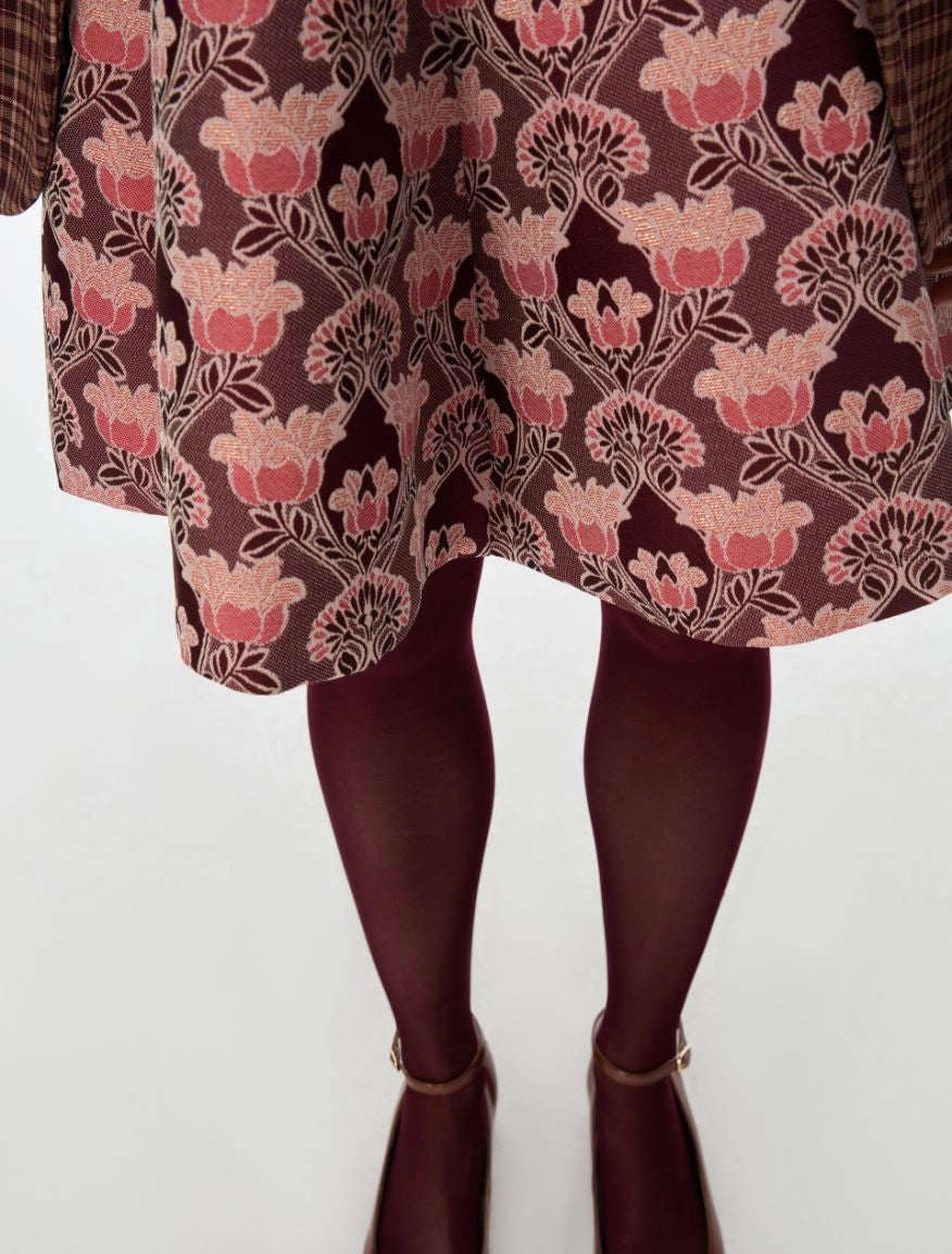 Close-up of iBlues Iblghinea pink lurex jacquard mini skirt and curved hem