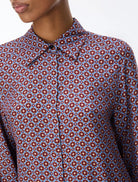 Close-up of iBlues Iblodissea geometric print shirt collar and concealed buttons