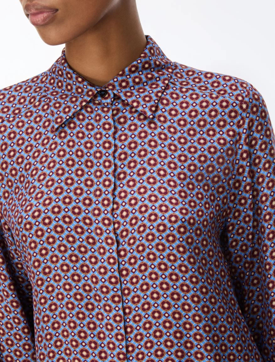 Close-up of iBlues Iblodissea geometric print shirt collar and concealed buttons