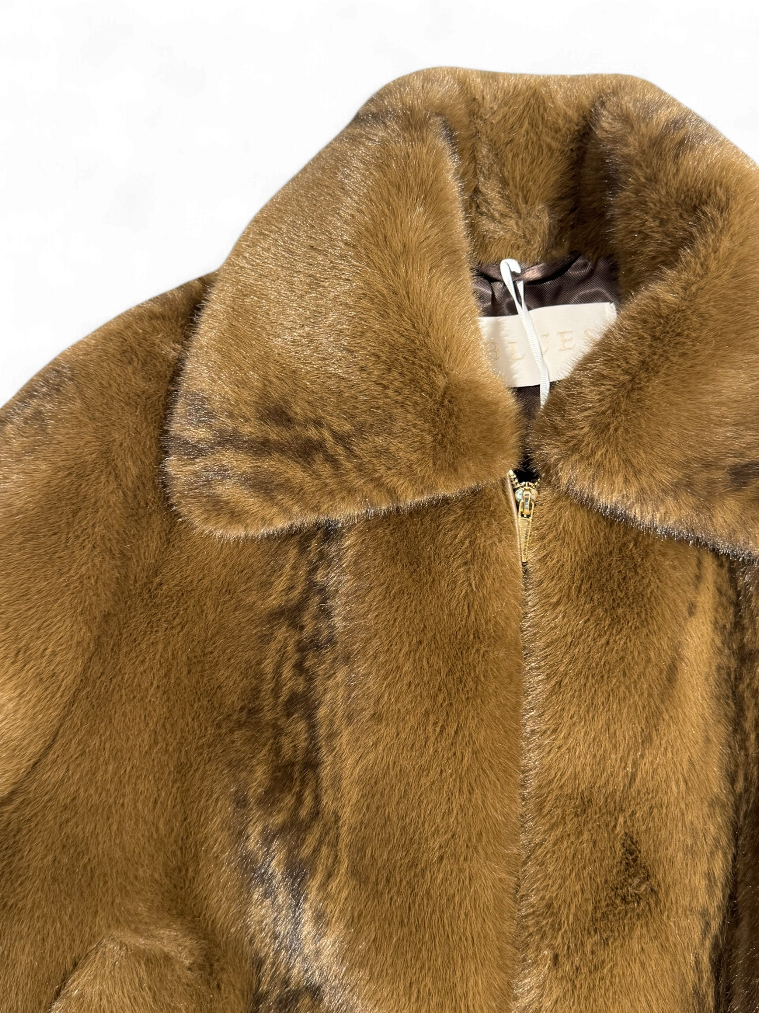 Zoomed view of faux fur collar and zip on Iblues Kartal jacket
