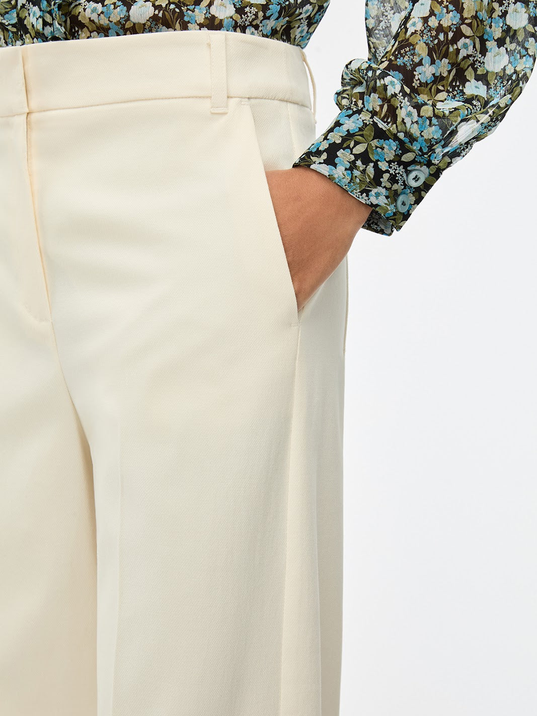 iBlues cream tailored trousers waist and pocket detail