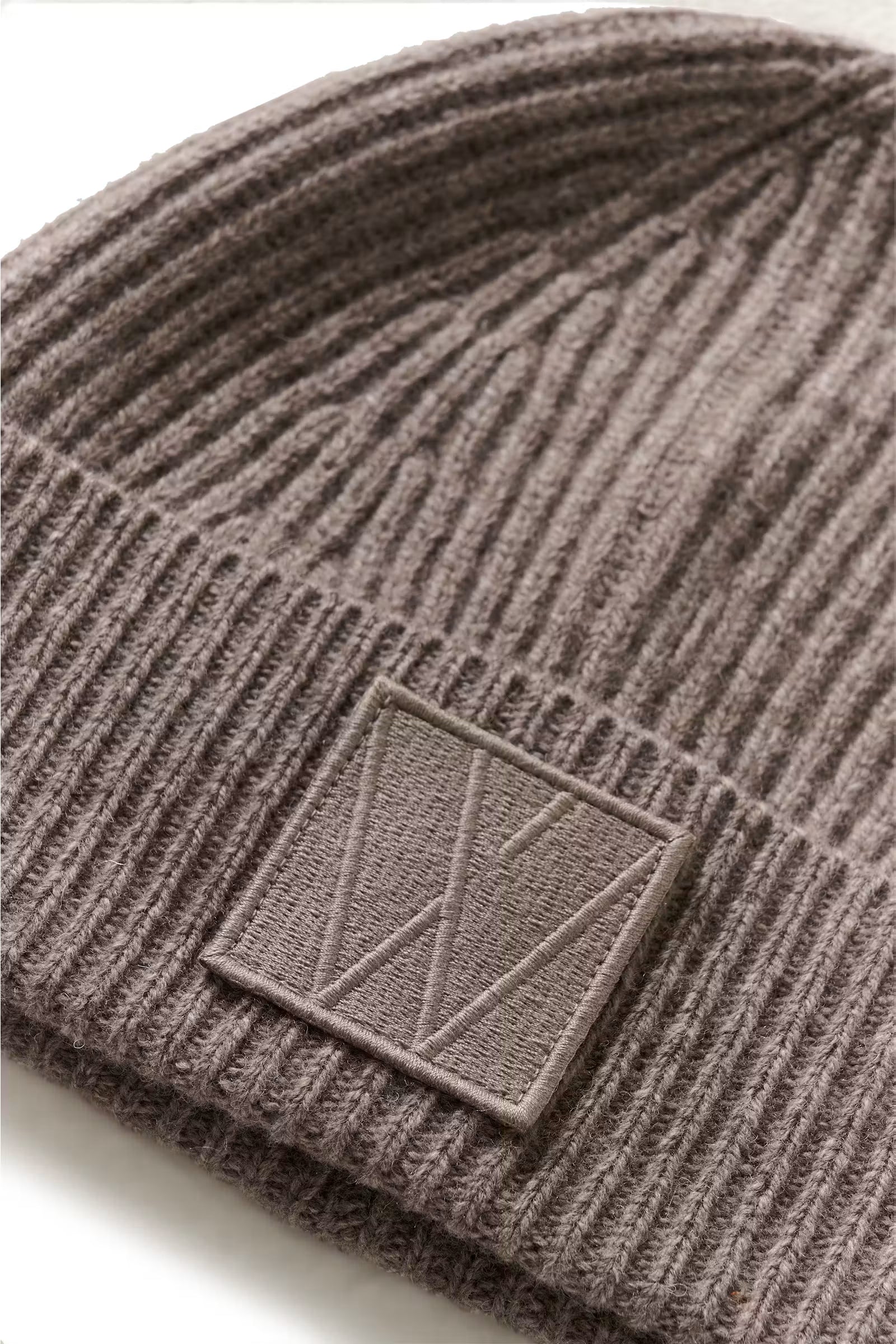 InWear Kaxy ribbed lambswool beanie with tonal logo patch – close-up detail
