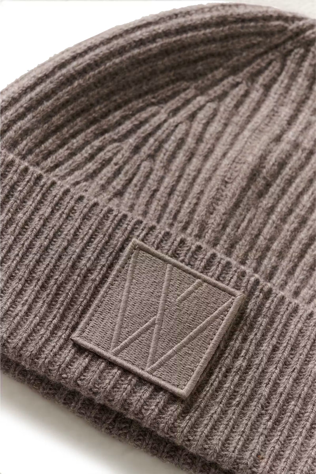 InWear Kaxy ribbed lambswool beanie with tonal logo patch – close-up detail