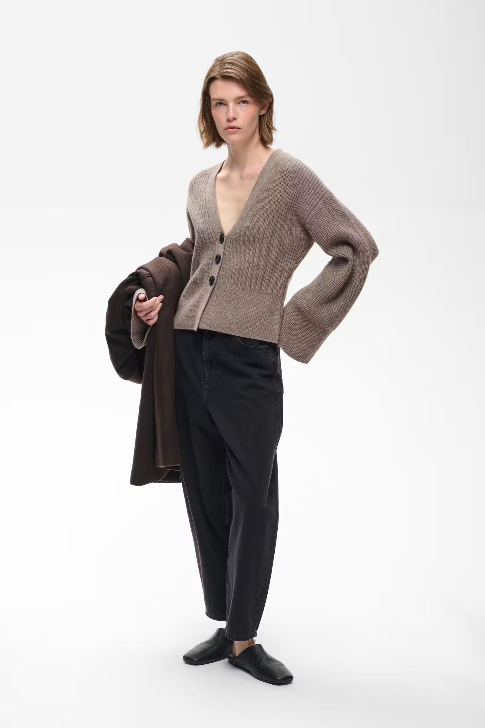 InWear Noomi Kaxy taupe ribbed cardigan with wide sleeves – three-quarter model view