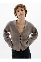 MInWear Noomi Kaxy taupe ribbed V-neck cardigan – front model view