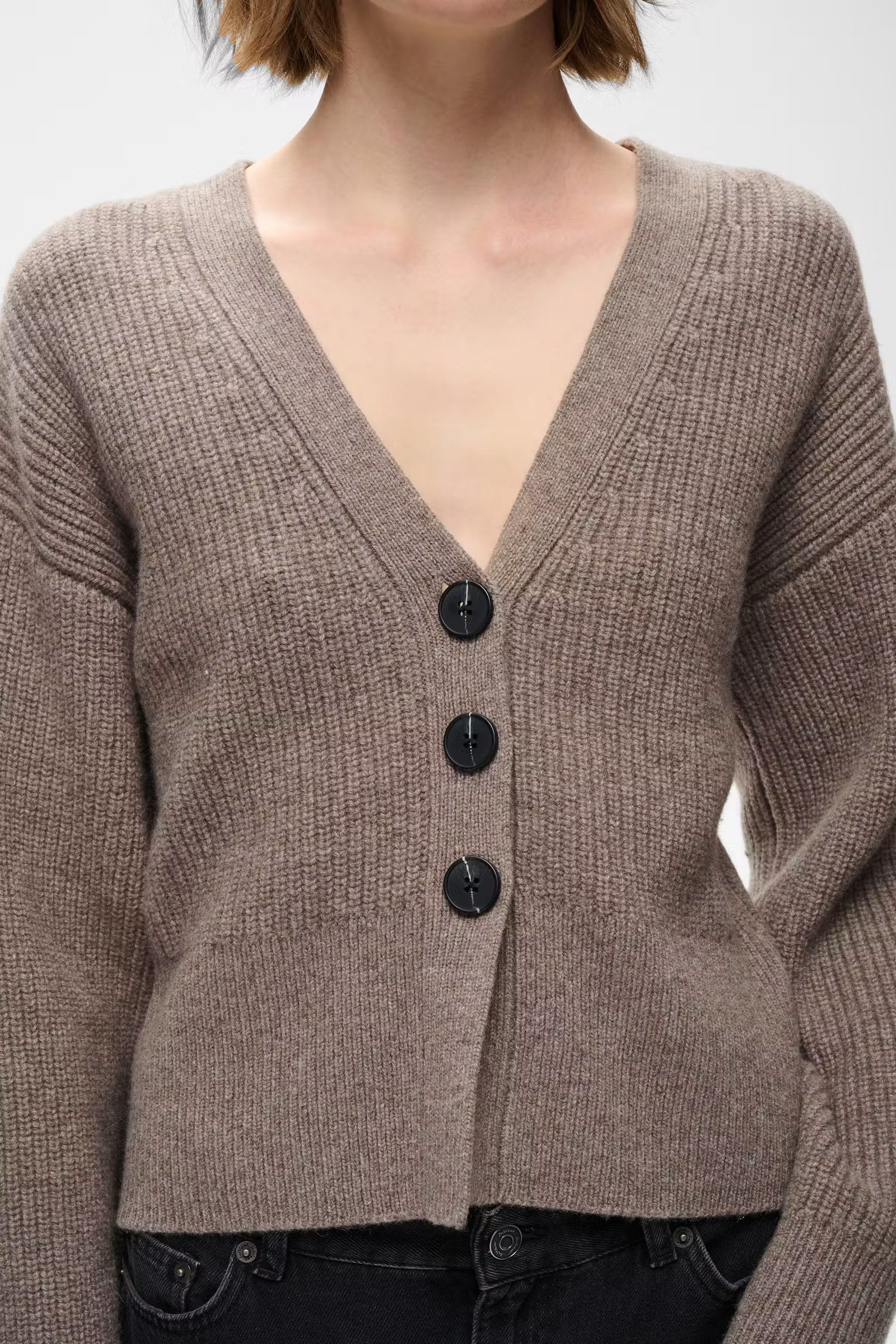 InWear Noomi Kaxy taupe ribbed wool cardigan with deep V-neck and black buttons – detail view
