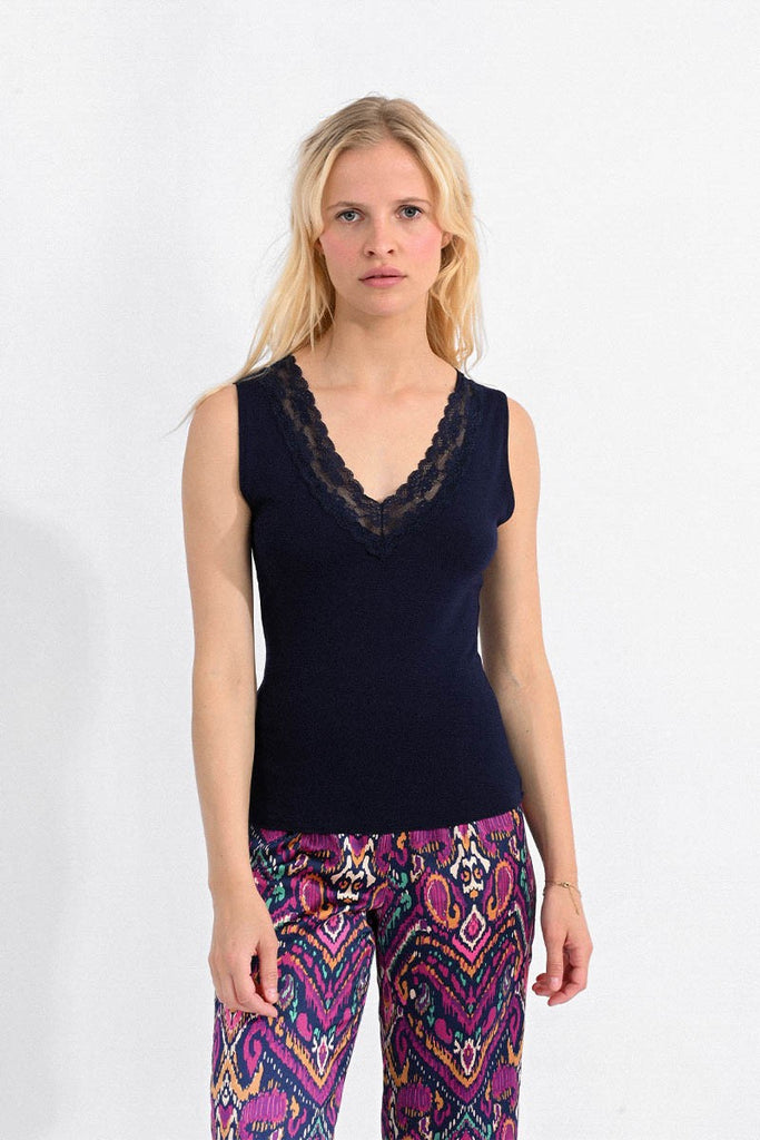 Molly Bracken White Scalloped Lace Tank Top In Navy