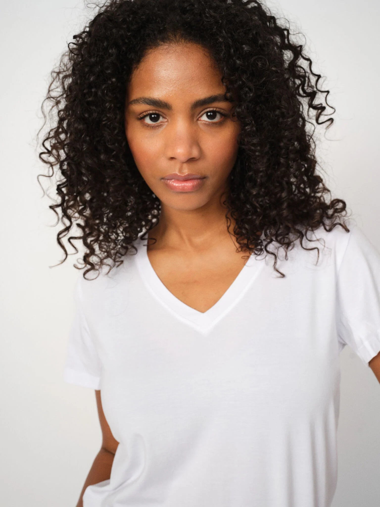  MClose-up of Mos Mosh Dala white V-neck T-shirt