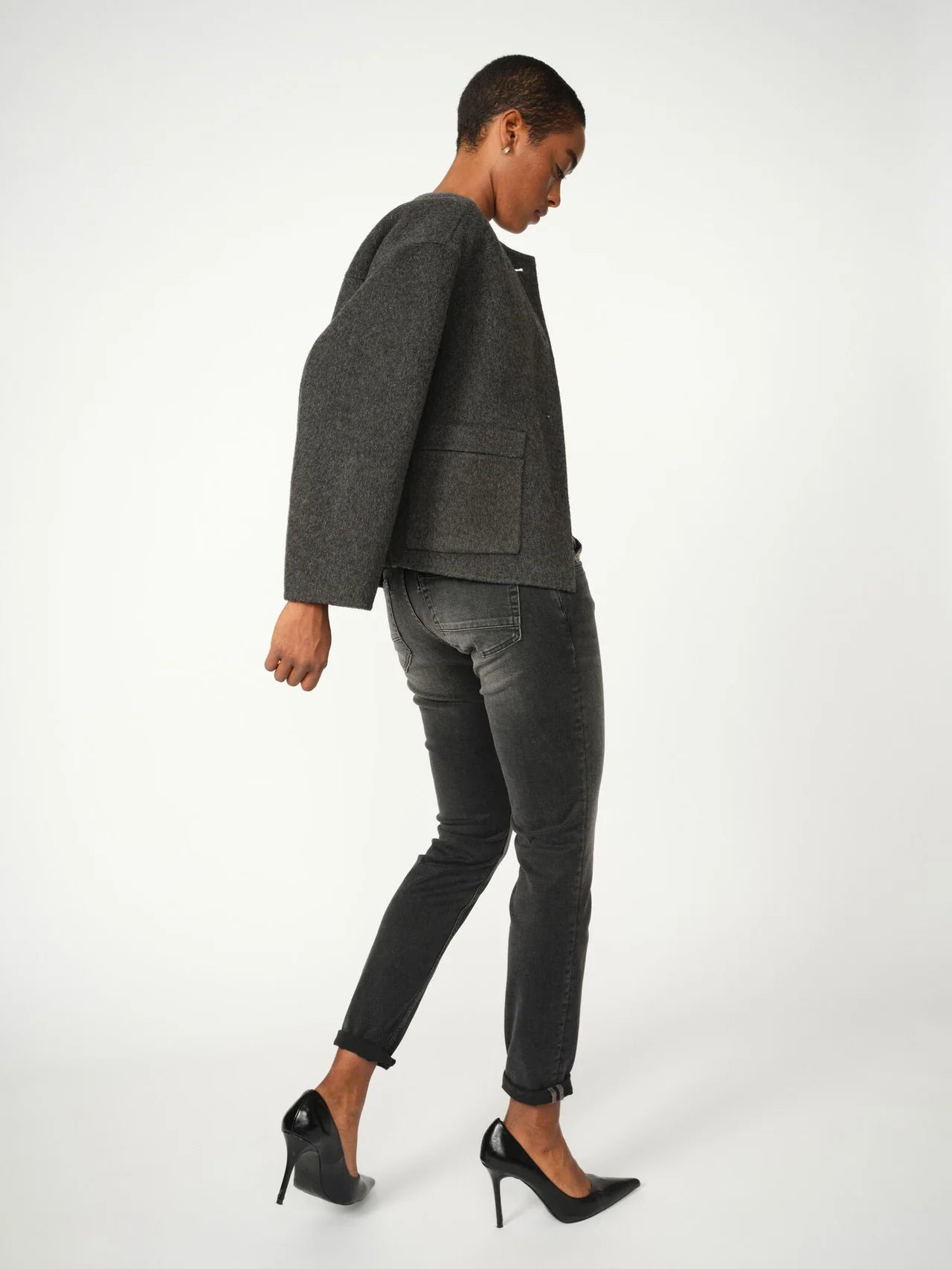 Full-length look: model wearing Mos Mosh Naomi Perla grey skinny jeans with rolled hem and pointed heels.