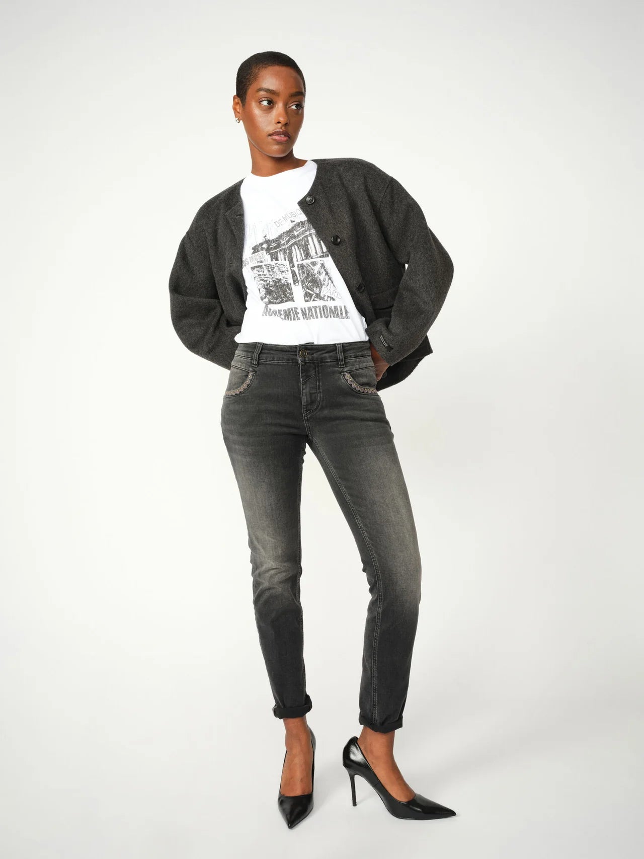 Model in Mos Mosh Naomi Perla grey skinny jeans with graphic tee, blazer and stilettos.