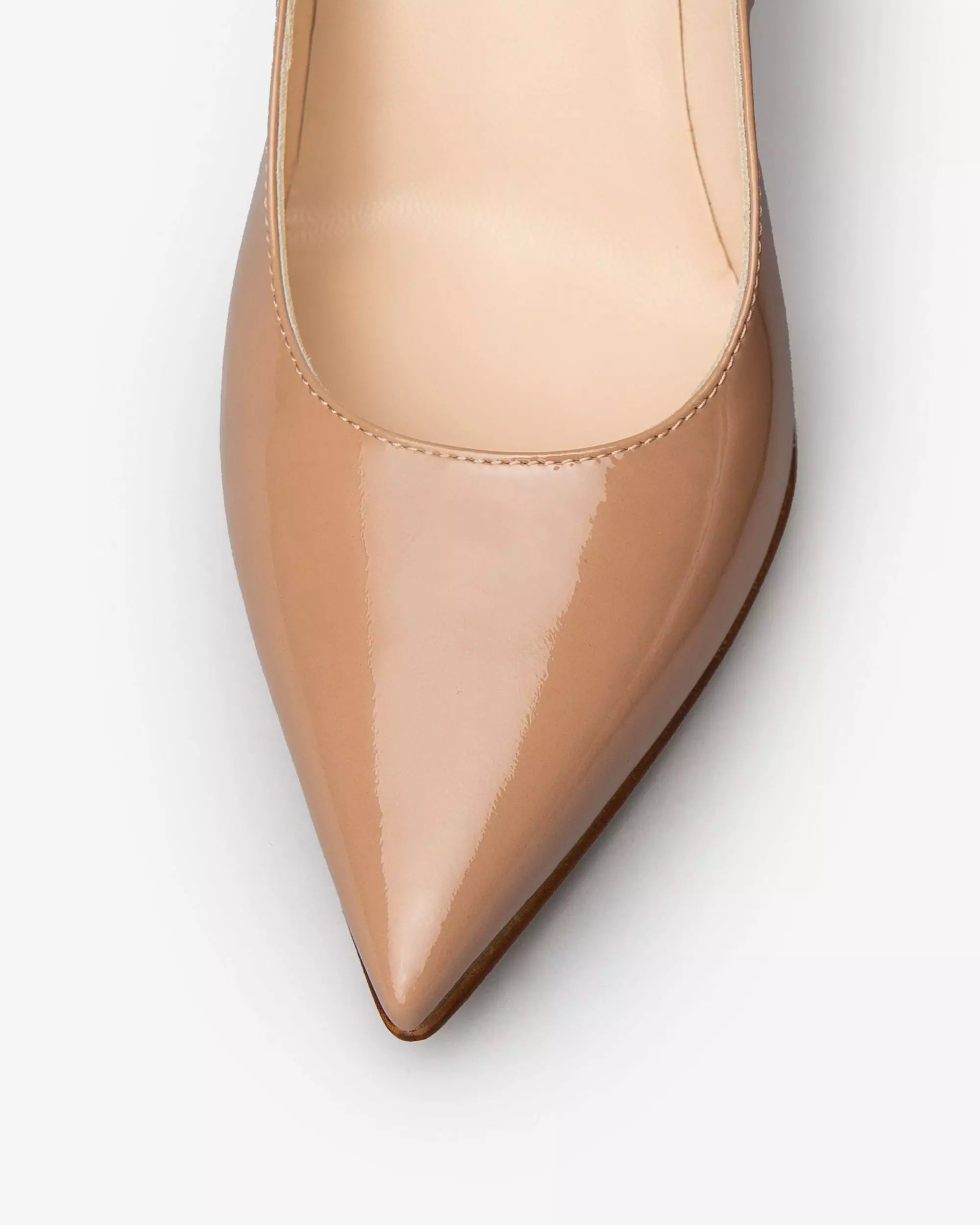 NeroGiardini nude patent court shoe, close-up of pointed toe 