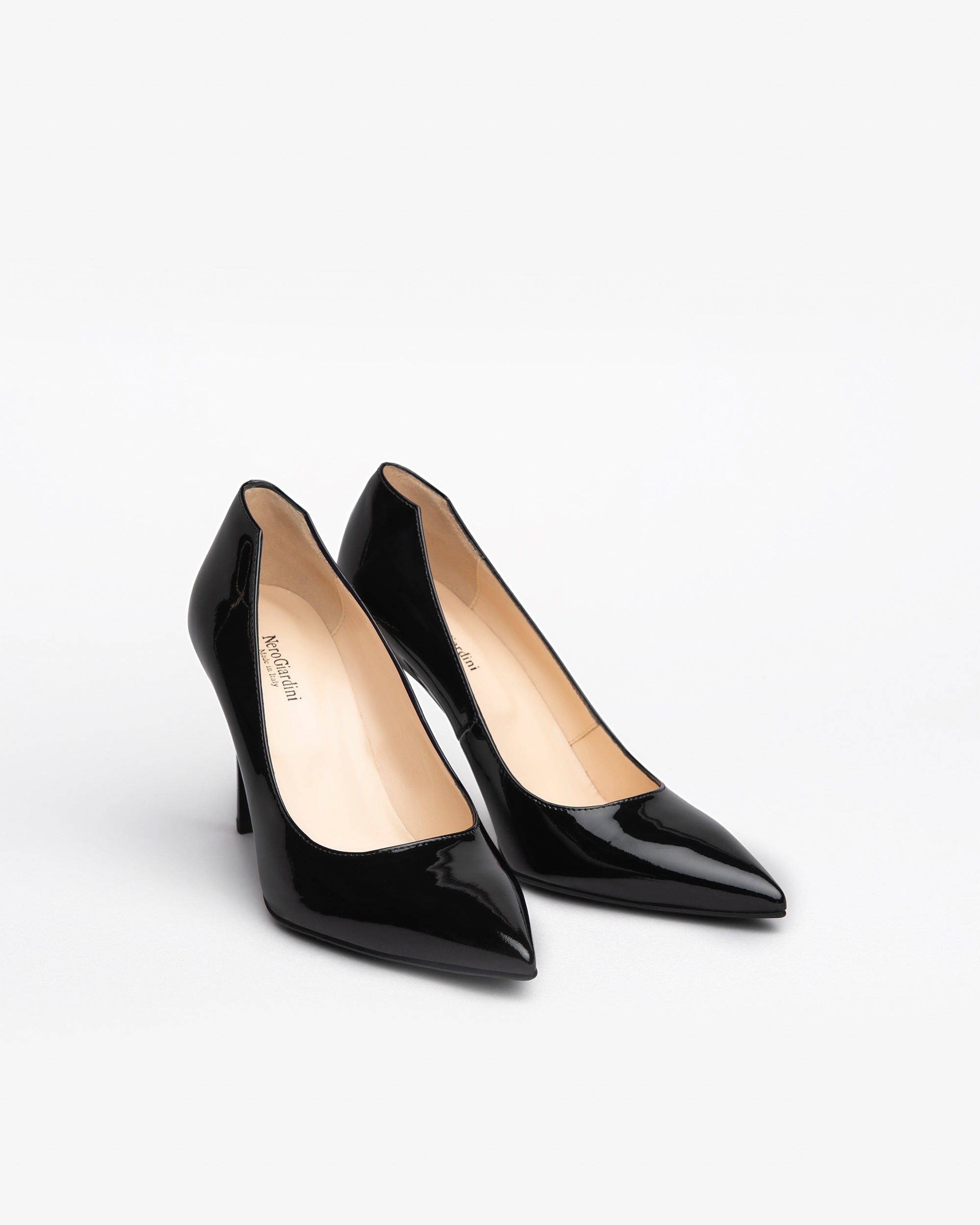 Black patent court shoes fashion