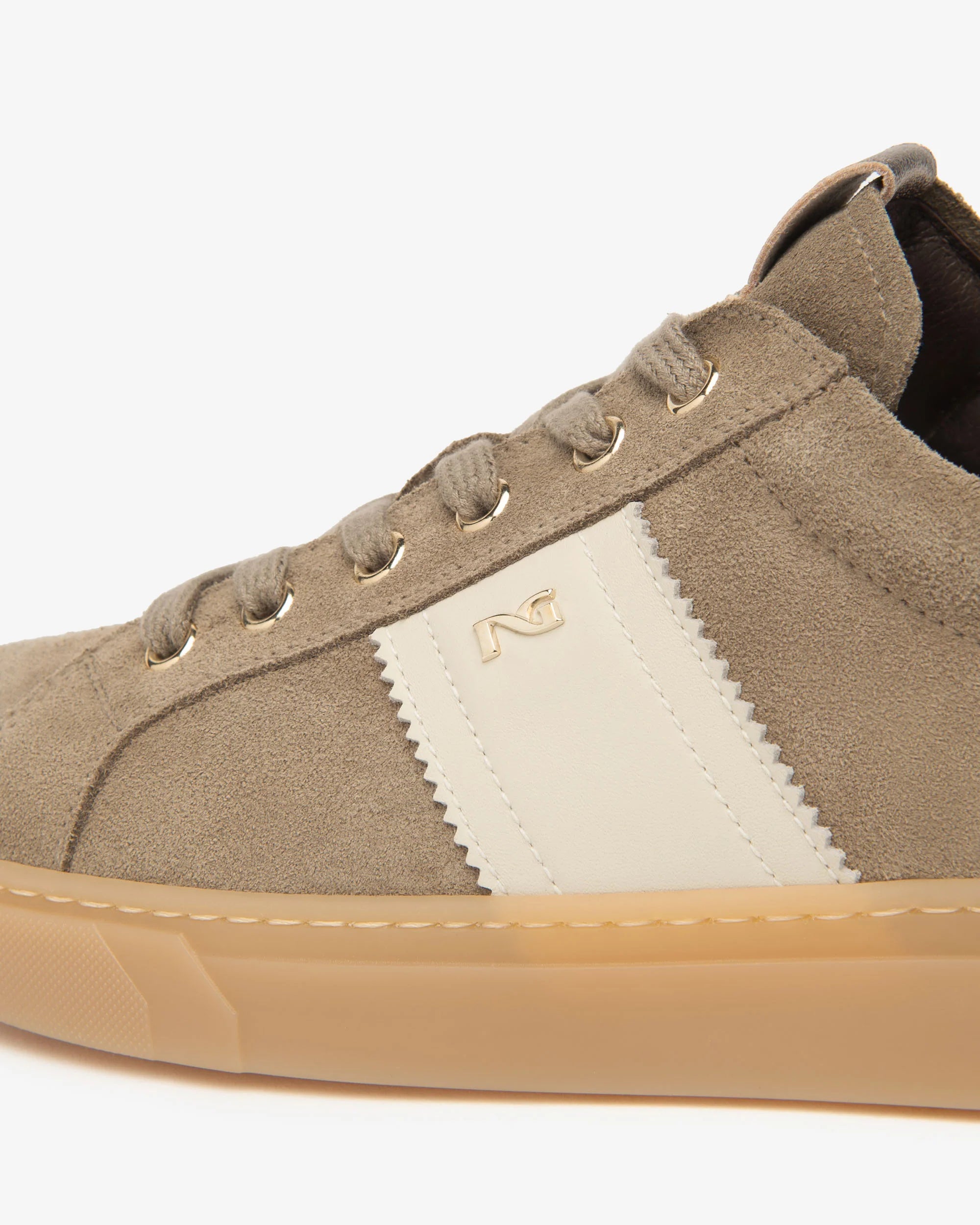 NeroGiardini ladies trainer in Beige – close-up showing side and laces