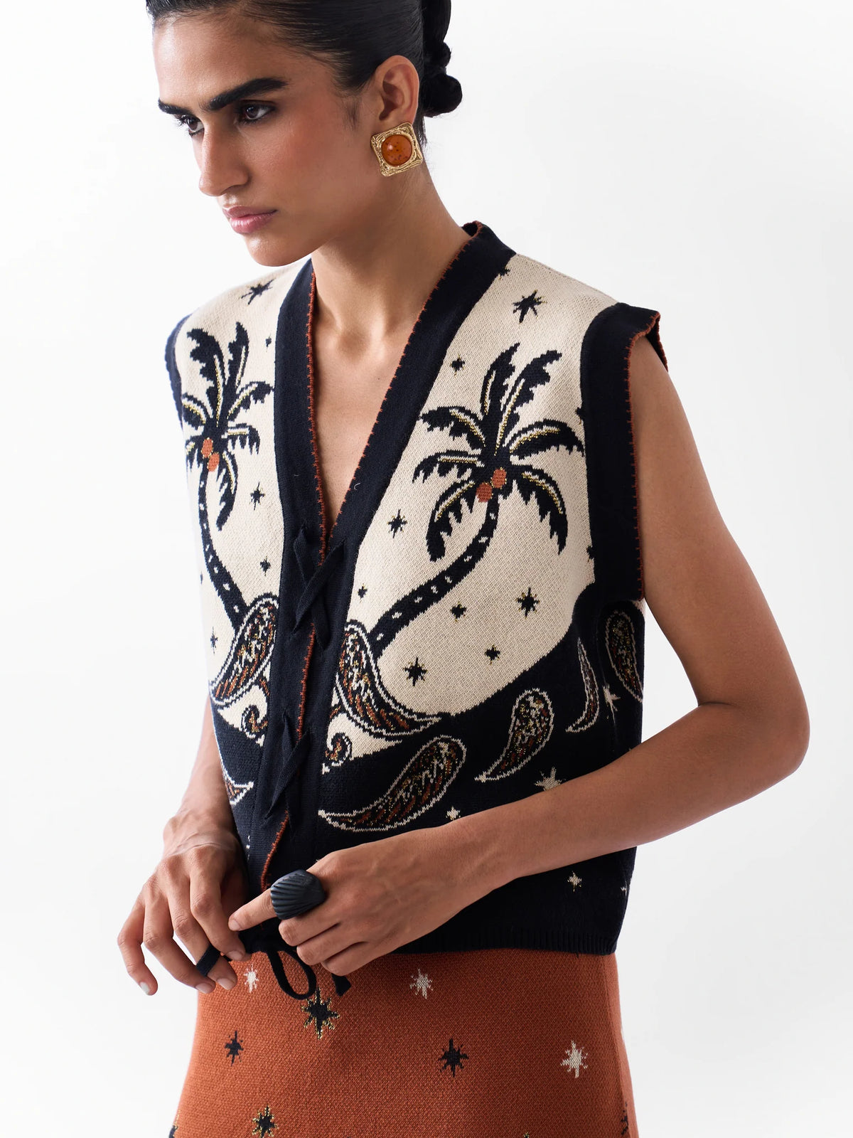 NOIB Lola knitted waistcoat with V-neck, tie-front fastening and tropical jacquard pattern – close-up.