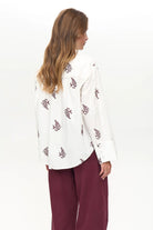 Numph Nubaily white cotton shirt – back hem detail and styling