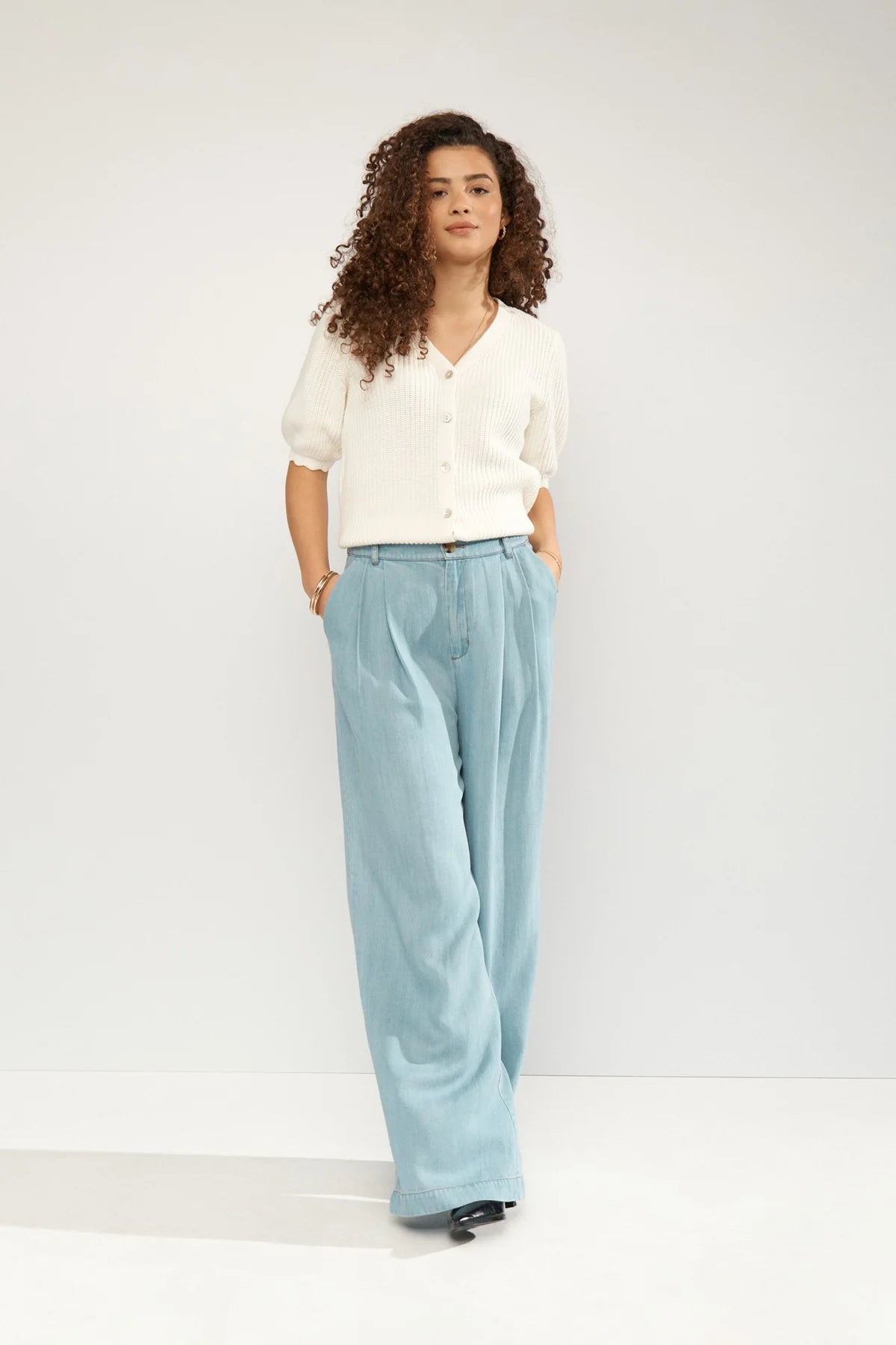 Numph cream ribbed knit cardigan full outfit with blue trousers