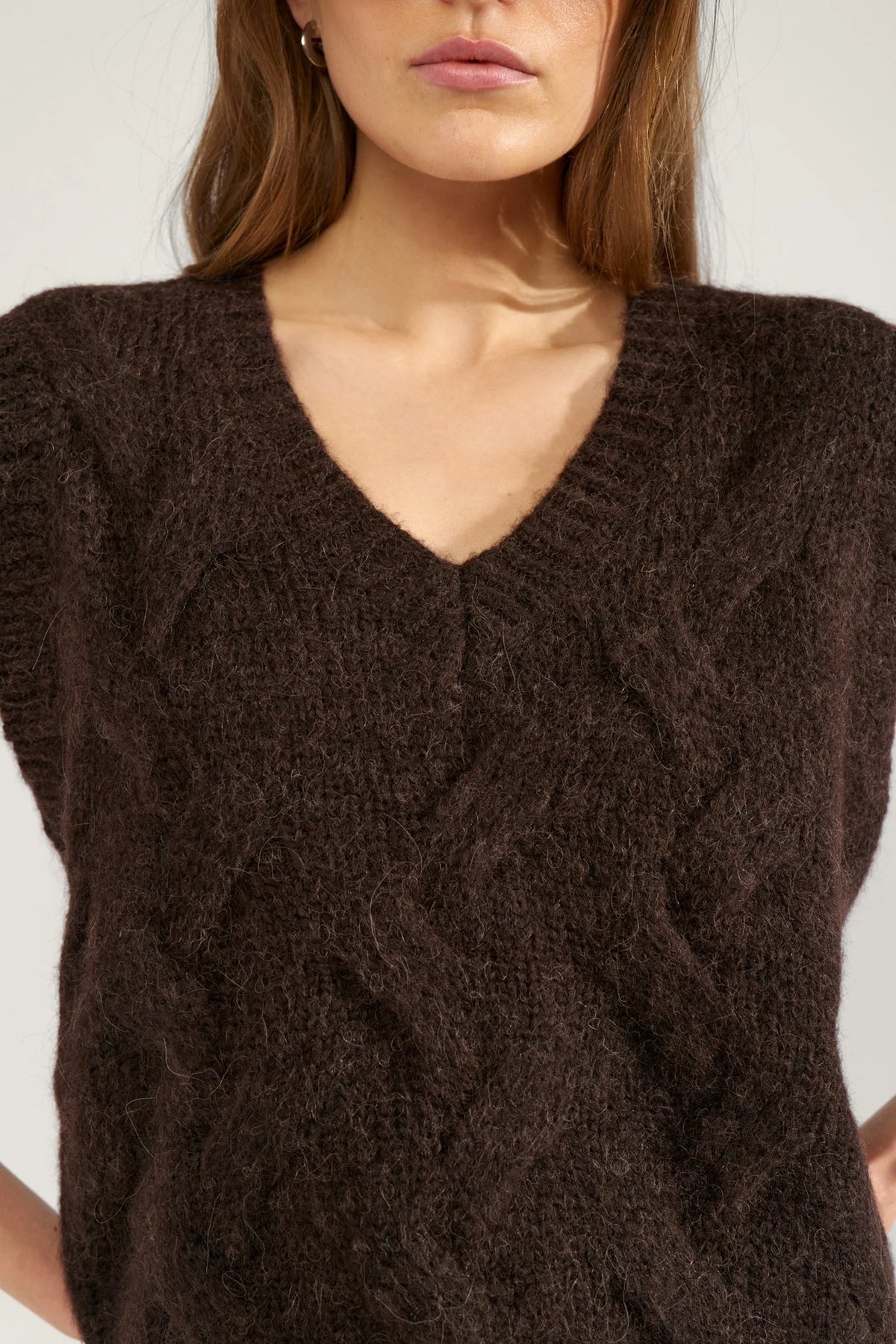 Nümph Nualmas Black Coffee cable knit vest with deep V-neck – neckline detail