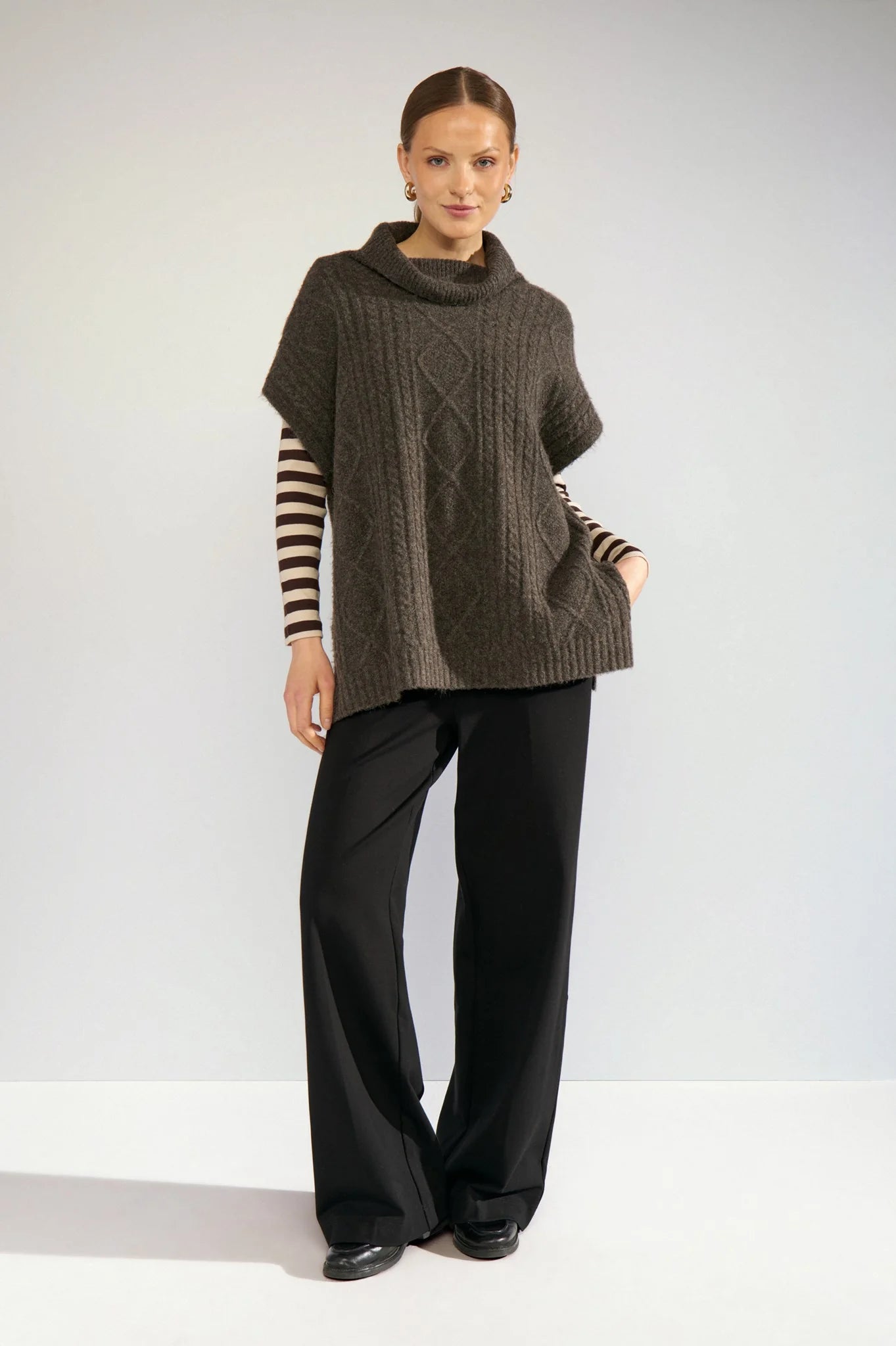 Nümph Nujoline Black Coffee knitted poncho with short sleeves – full model view