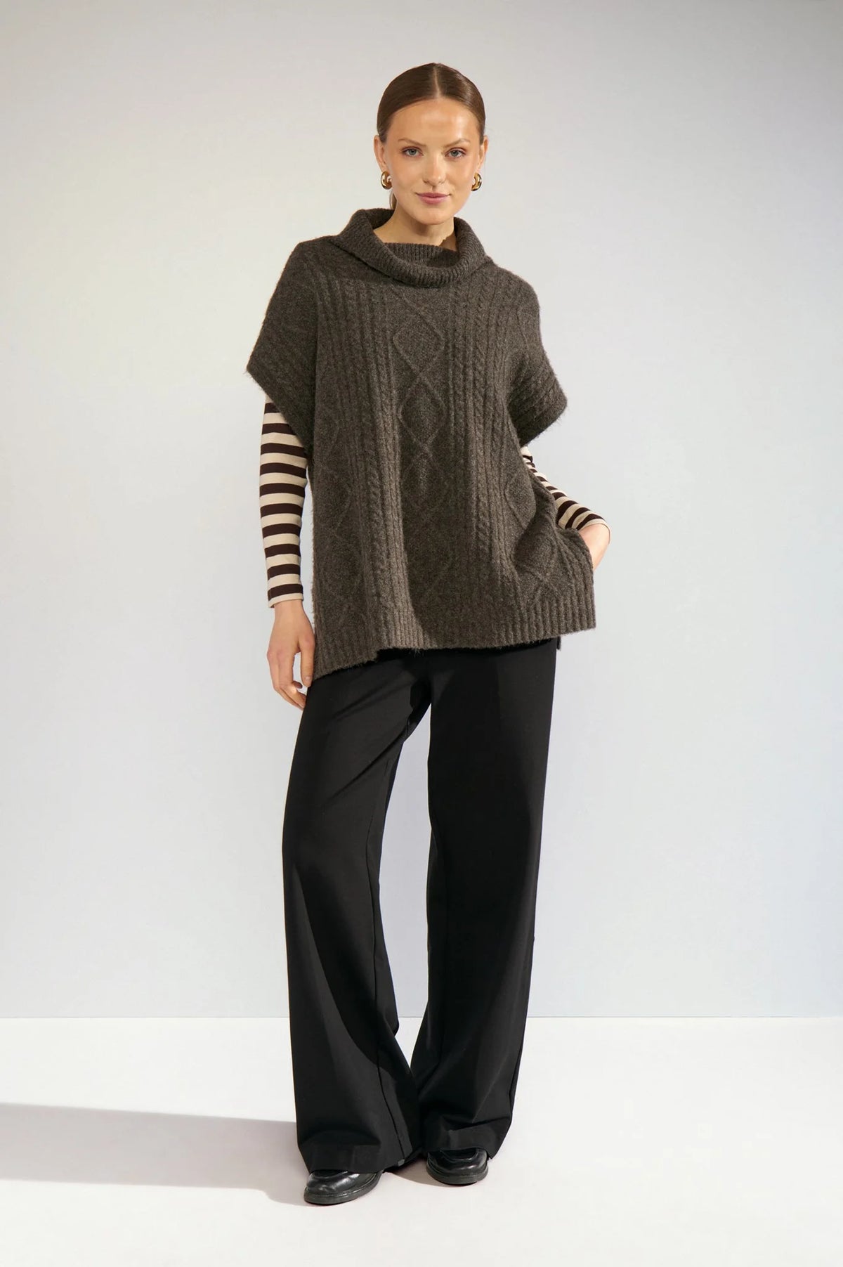 Nümph Nujoline Black Coffee knitted poncho with short sleeves – full model view
