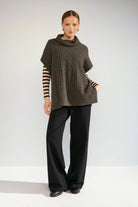Nümph Nujoline Black Coffee knitted poncho with short sleeves – full model view