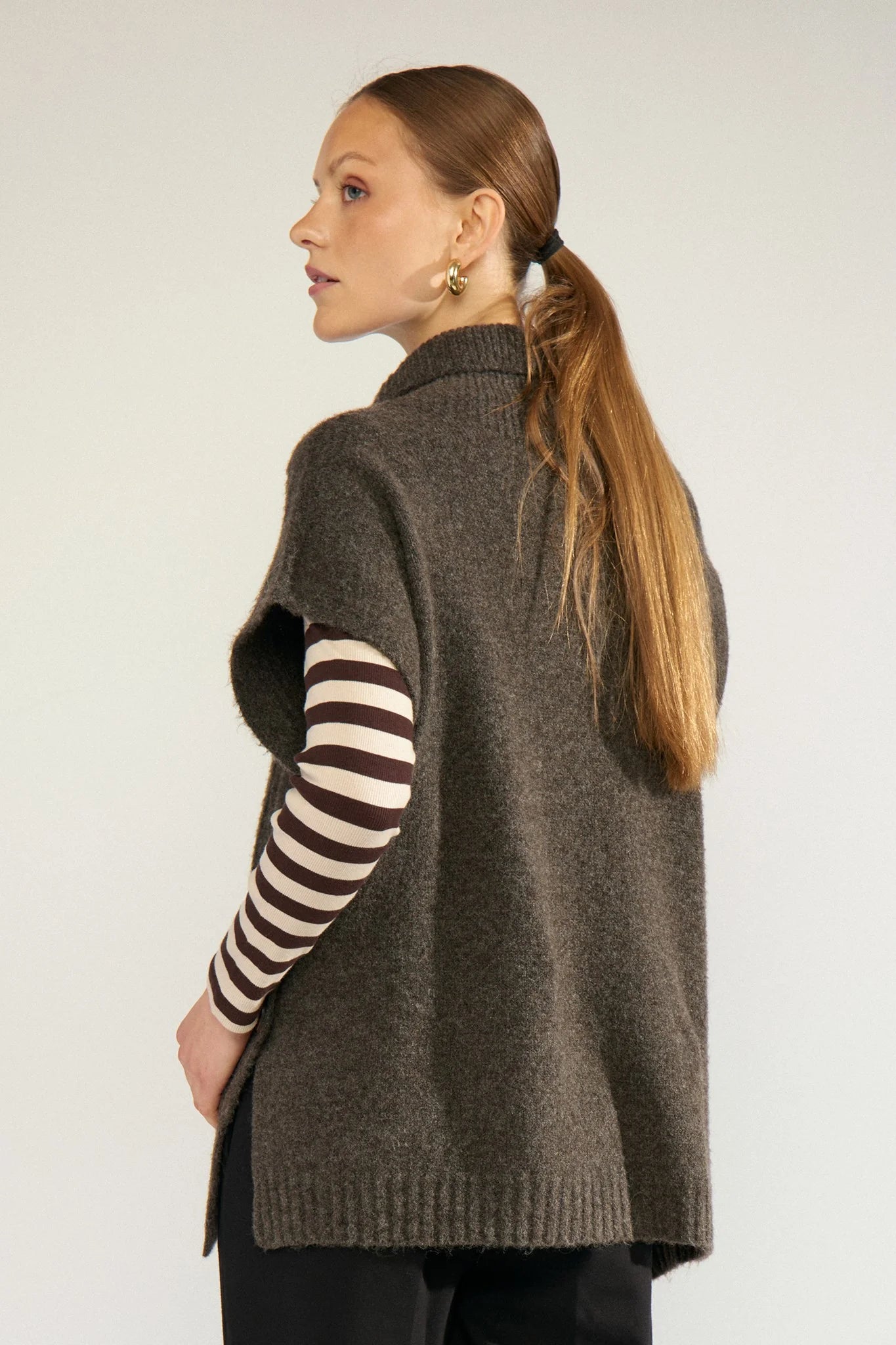 Nümph Nujoline brown cable knit poncho – back and side model view