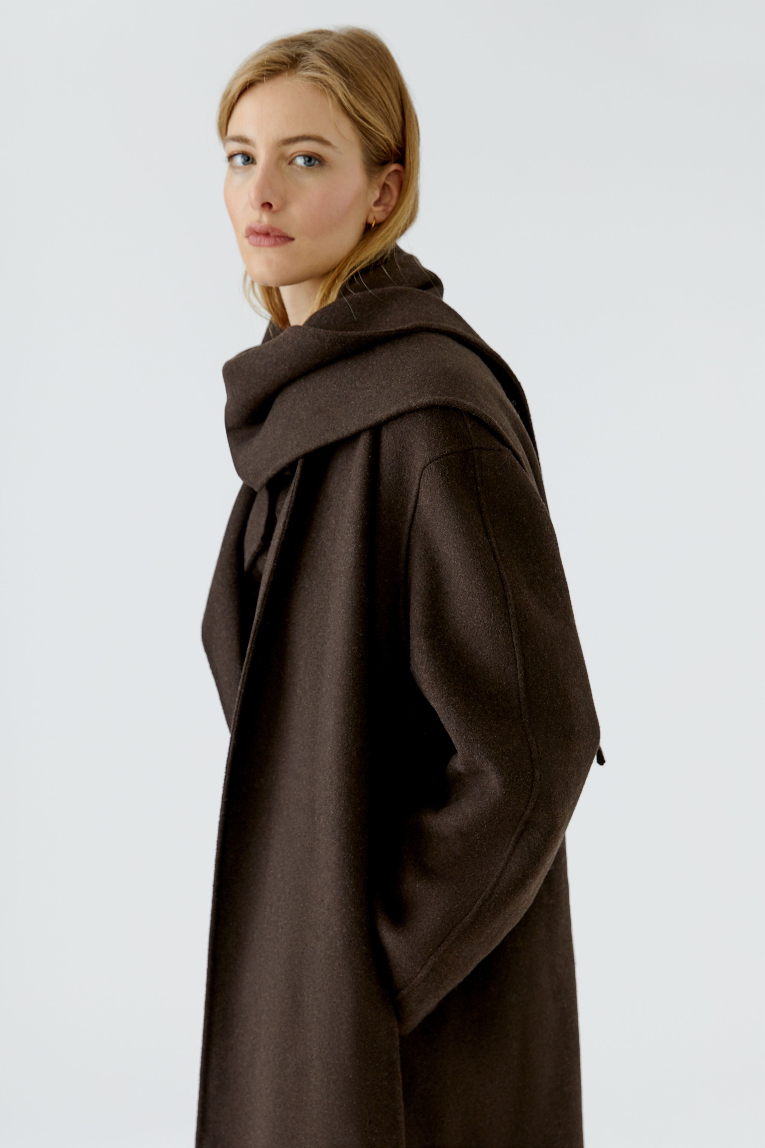 Oui brown double-breasted scarf coat with long tailored shape – side model view