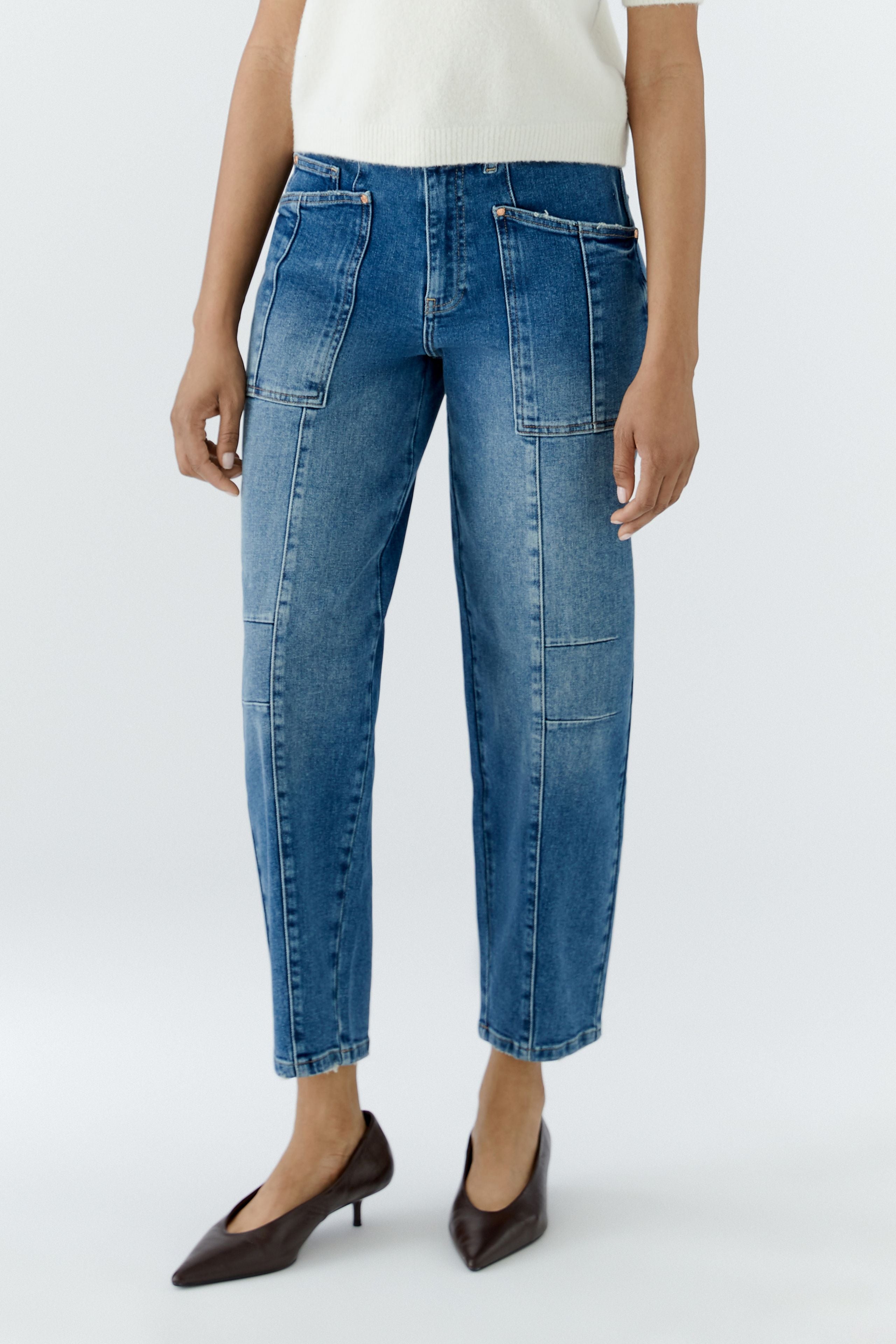 Oui blue barrel leg jeans with front patch pockets – front model view