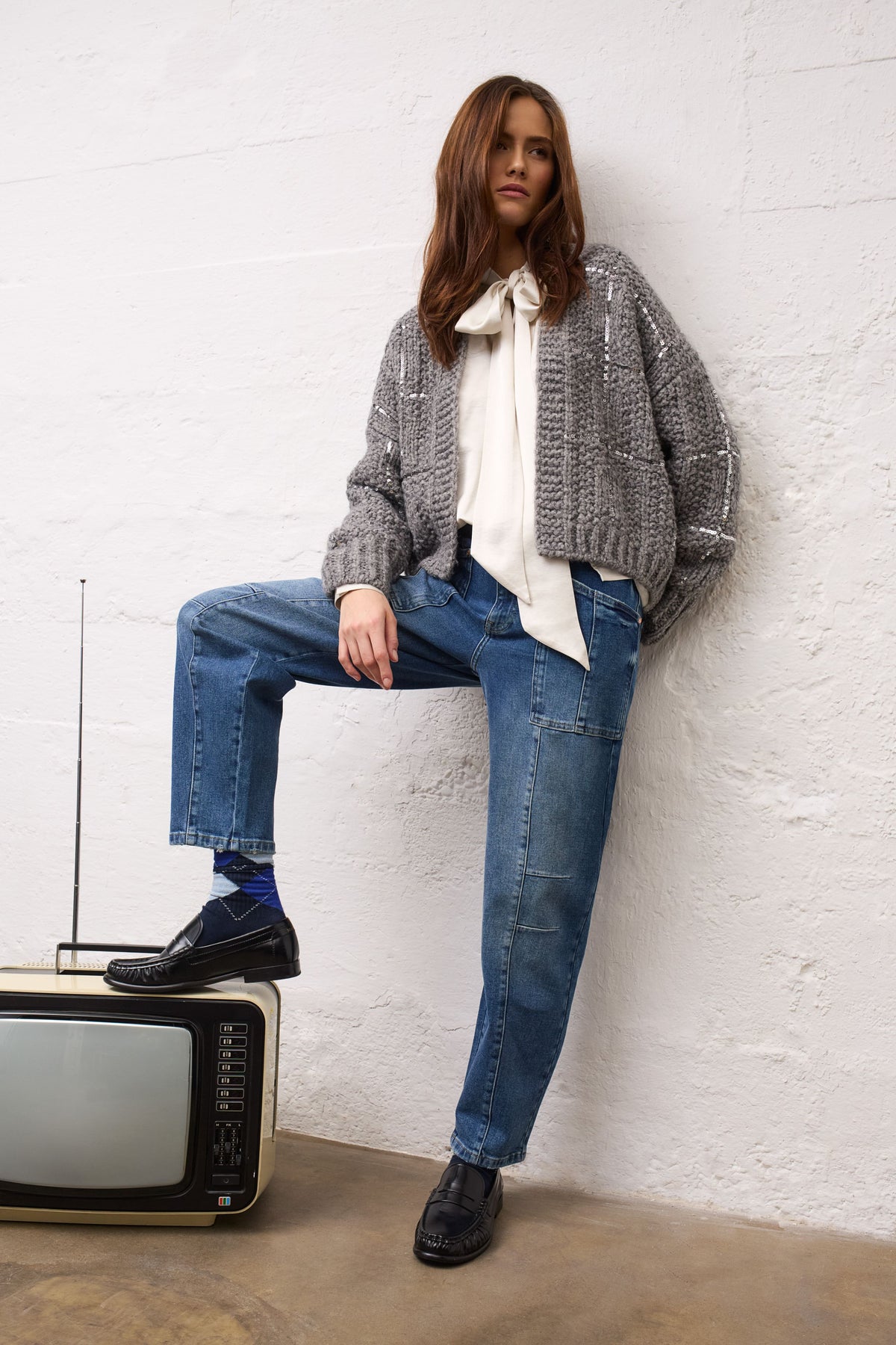 Oui blue cropped barrel leg jeans styled with grey cardigan – lifestyle view