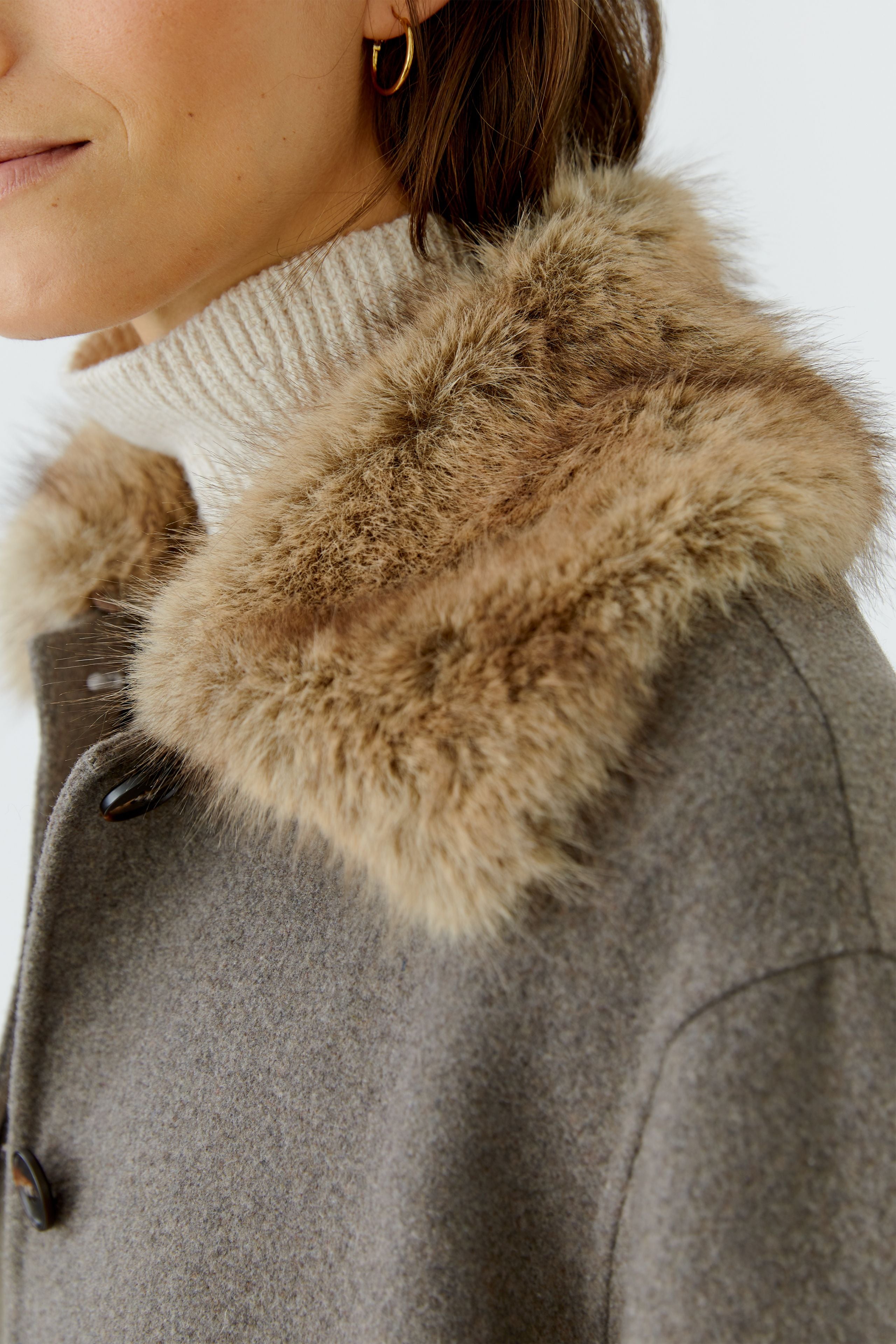 Oui taupe jacket with detachable faux fur collar – close-up neckline detail