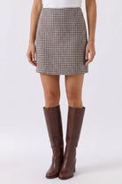 Oui brown and stone houndstooth mini skirt with A-line fit – front model view