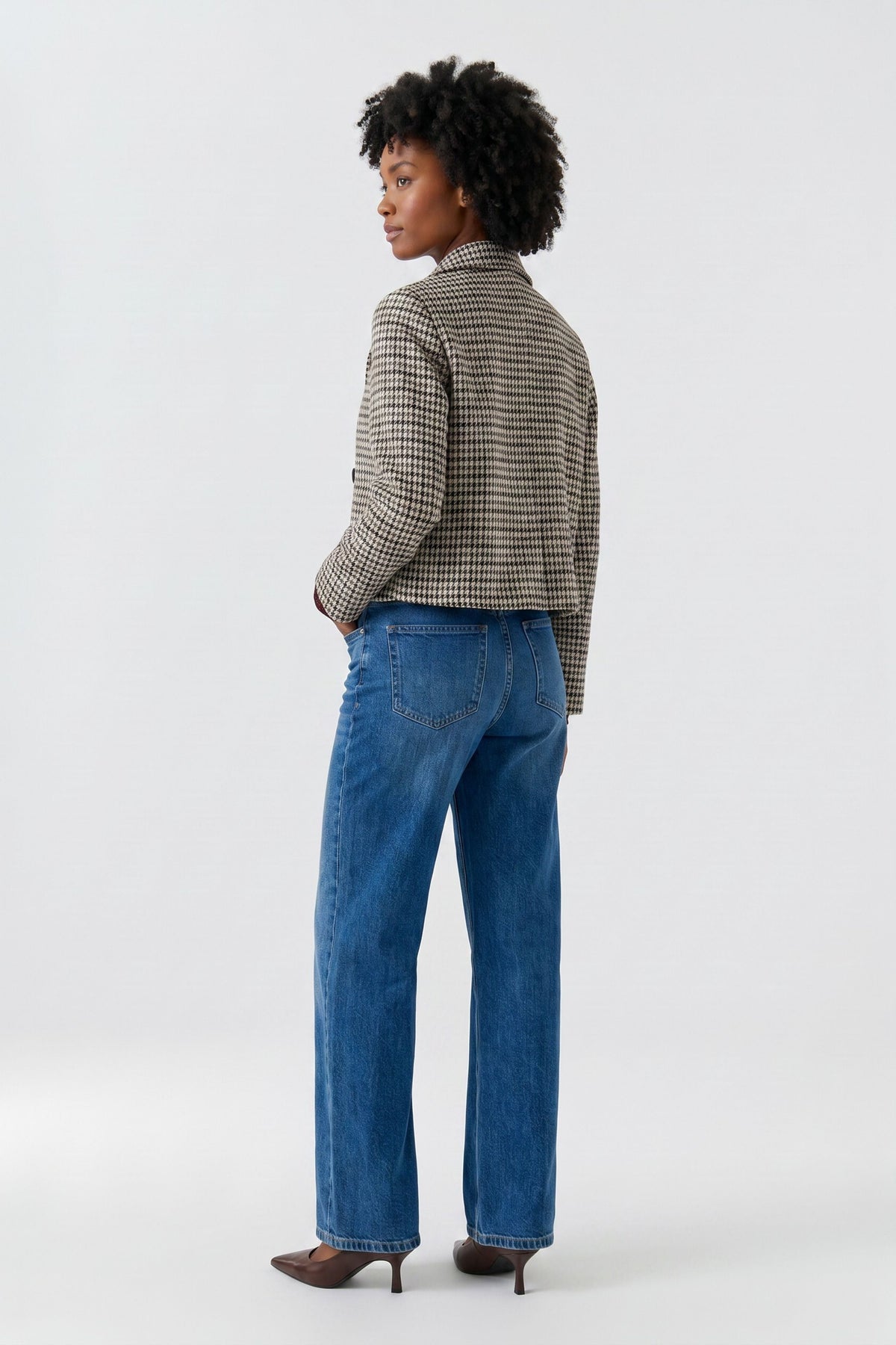 Oui brown and stone houndstooth cropped blazer – back model view