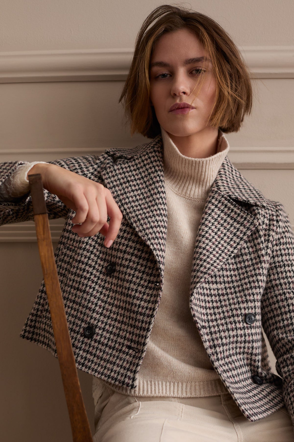 Oui brown houndstooth cropped blazer styled over cream roll-neck – lifestyle view