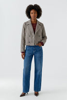Oui cropped houndstooth blazer with notched lapels and blue jeans – full outfit view
