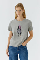 Oui River Stone grey sequin graphic T-shirt – front model view