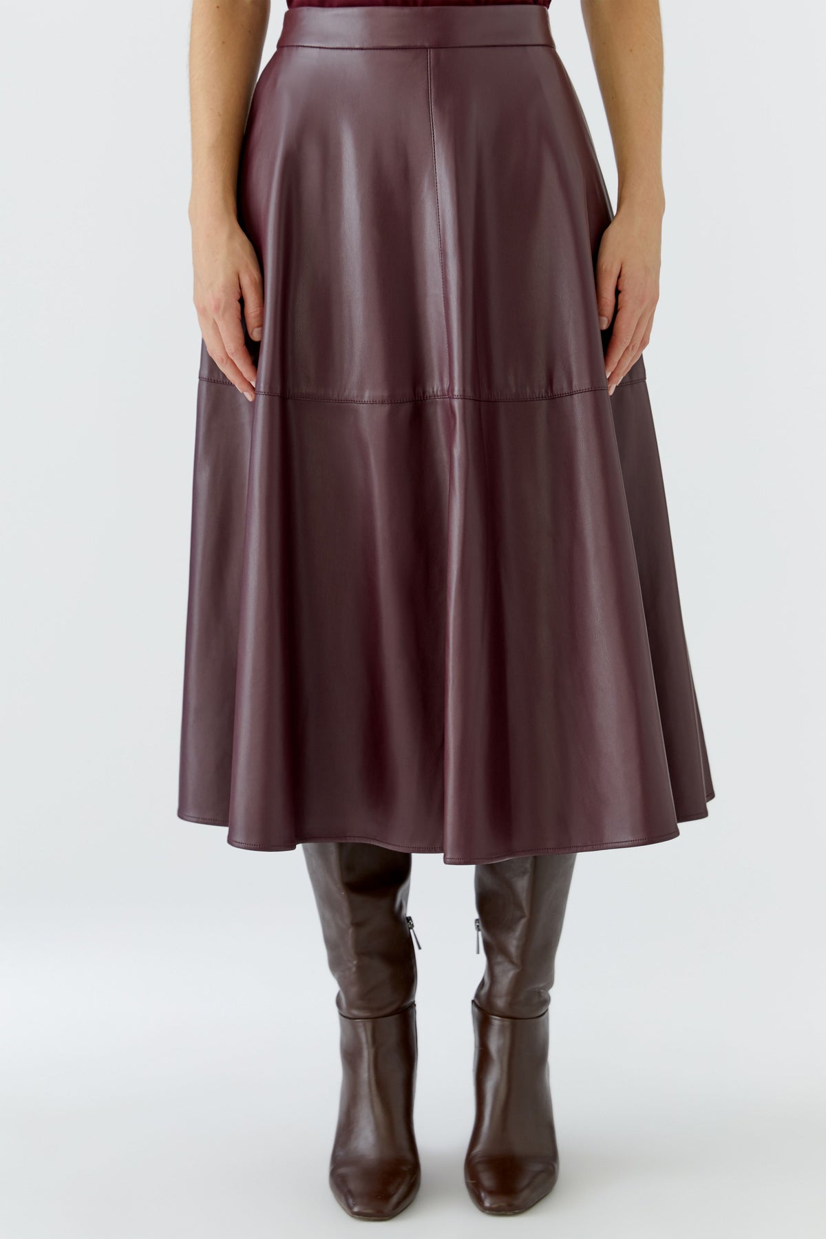 Oui burgundy faux leather midi skirt with flared A-line shape – front detail view