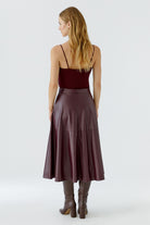 Oui Bramble Berry faux leather A-line midi skirt – back model view